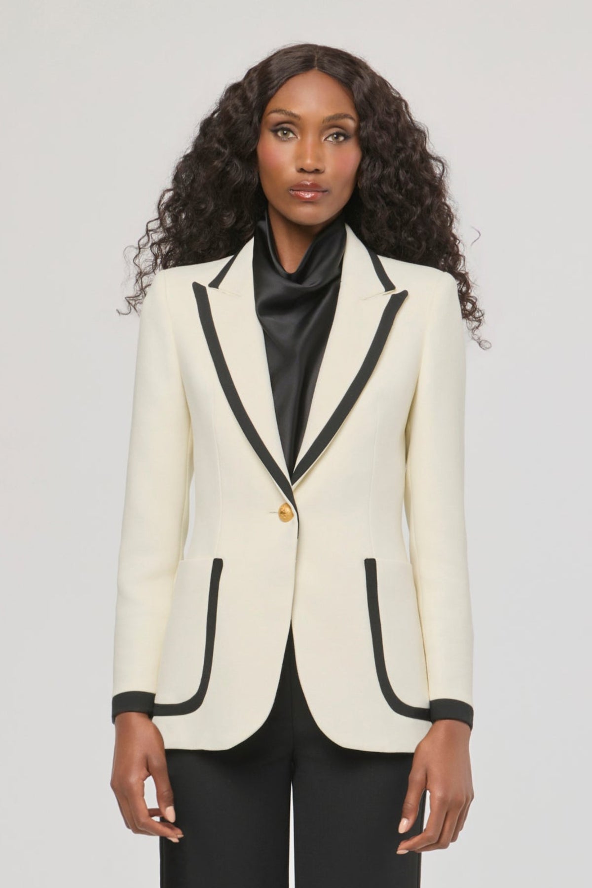 Blazer blanco con ribetes en contraste Laurent de The Extreme Collection en impecable blanco con vivos negros y sofisticados botones dorados.