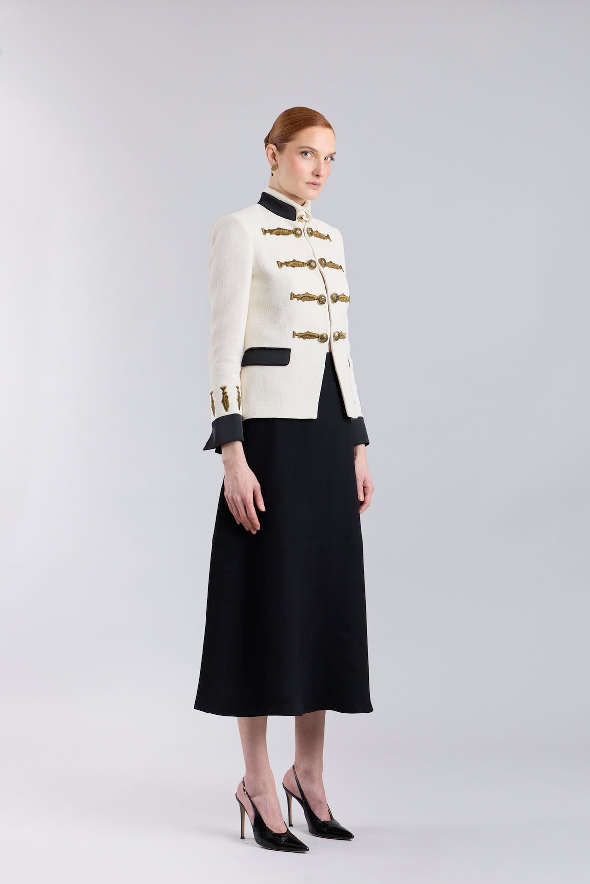 Blazer militar blanco roto Nuvola en tejido de alta estabilidad con cuello mao negro, bordados en oro viejo e insignias metálicas. Artesanal y sostenible.