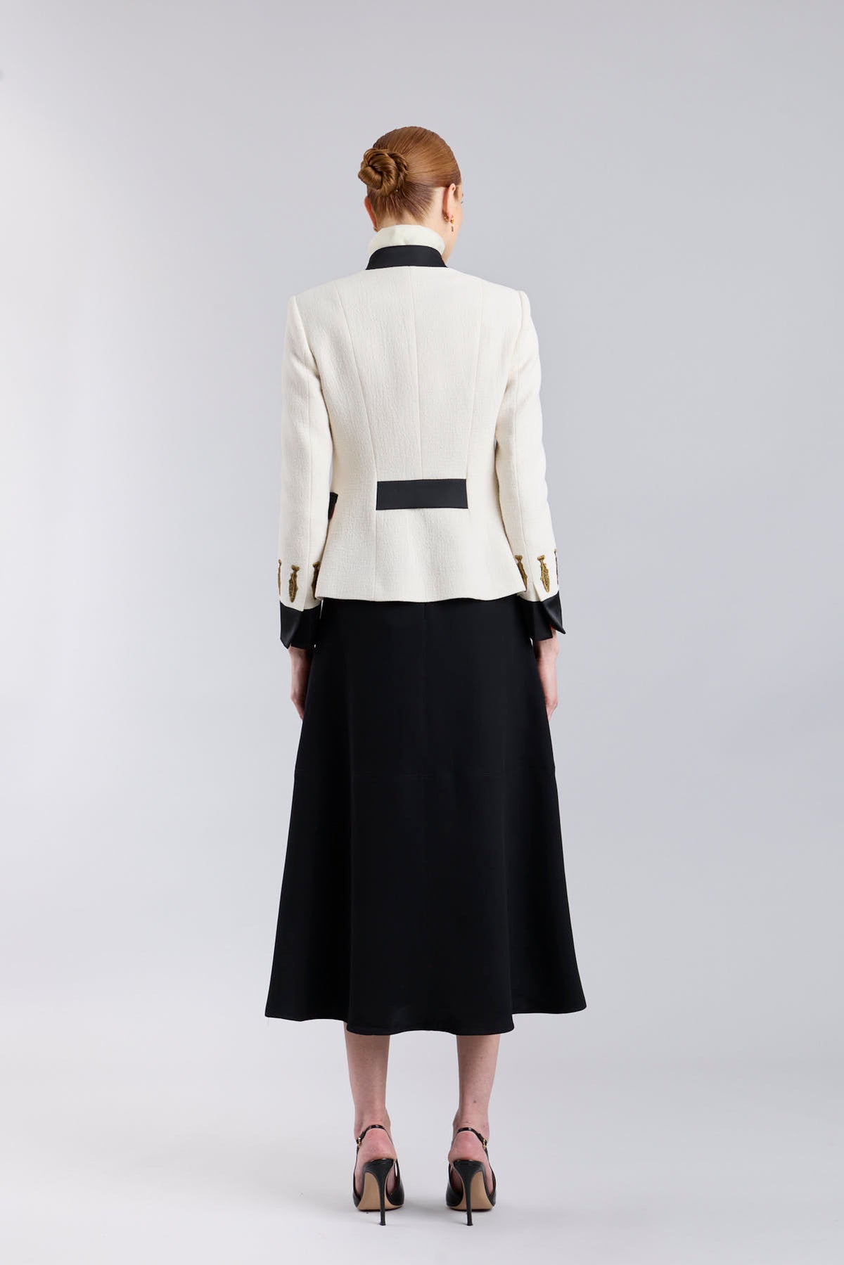 Blazer militar blanco roto Nuvola en tejido de alta estabilidad con cuello mao negro, bordados en oro viejo e insignias metálicas. Artesanal y sostenible.