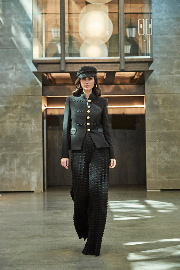 Blazer militar bordada negro Renata 01 con bordado en espiga, cuello mao de satén y botones dorados.