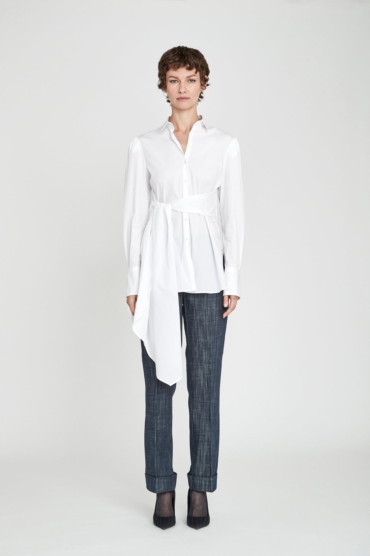 Camisa blanca con lazada Theodore de The Extreme Collection en color blanco con elegante lazada lateral y puños estructurados.