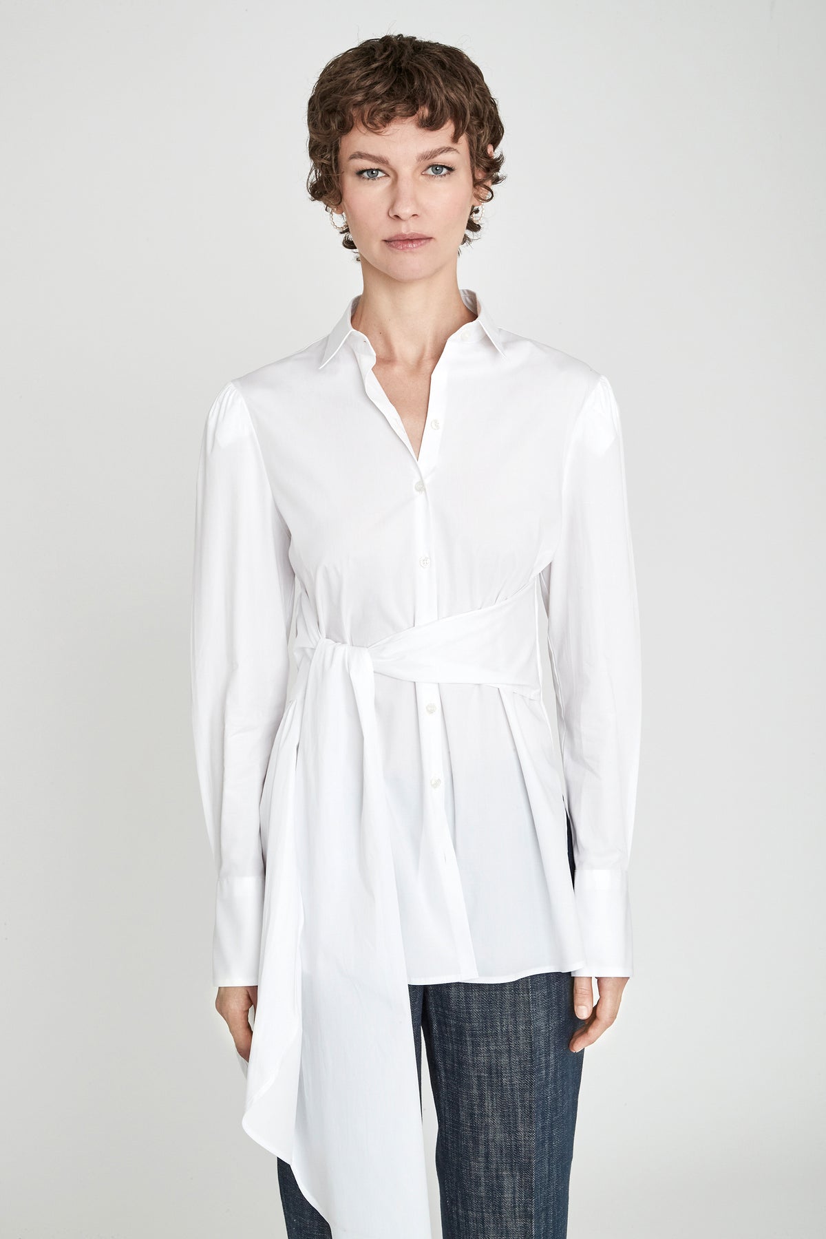 Camisa blanca con lazada Theodore de The Extreme Collection en color blanco con elegante lazada lateral y puños estructurados.