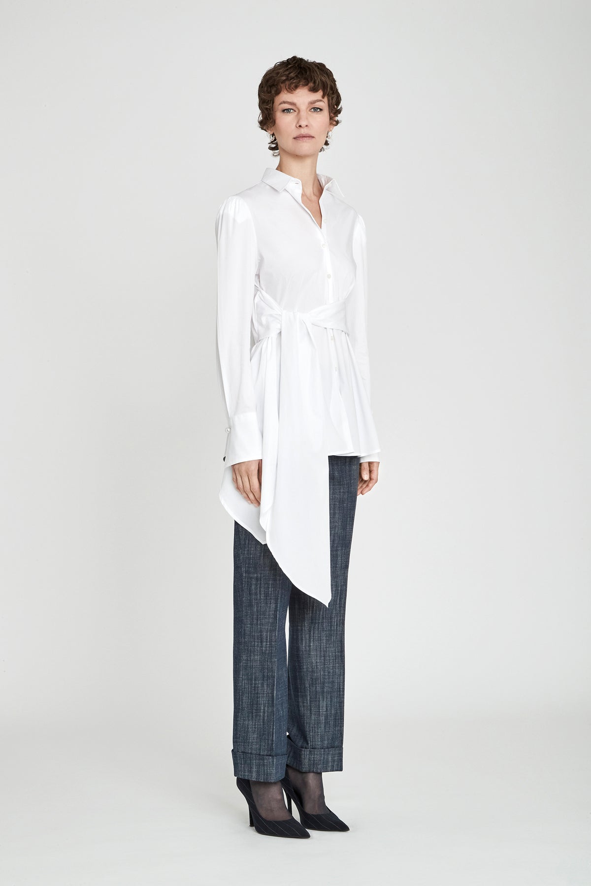 Camisa blanca con lazada Theodore de The Extreme Collection en color blanco con elegante lazada lateral y puños estructurados.