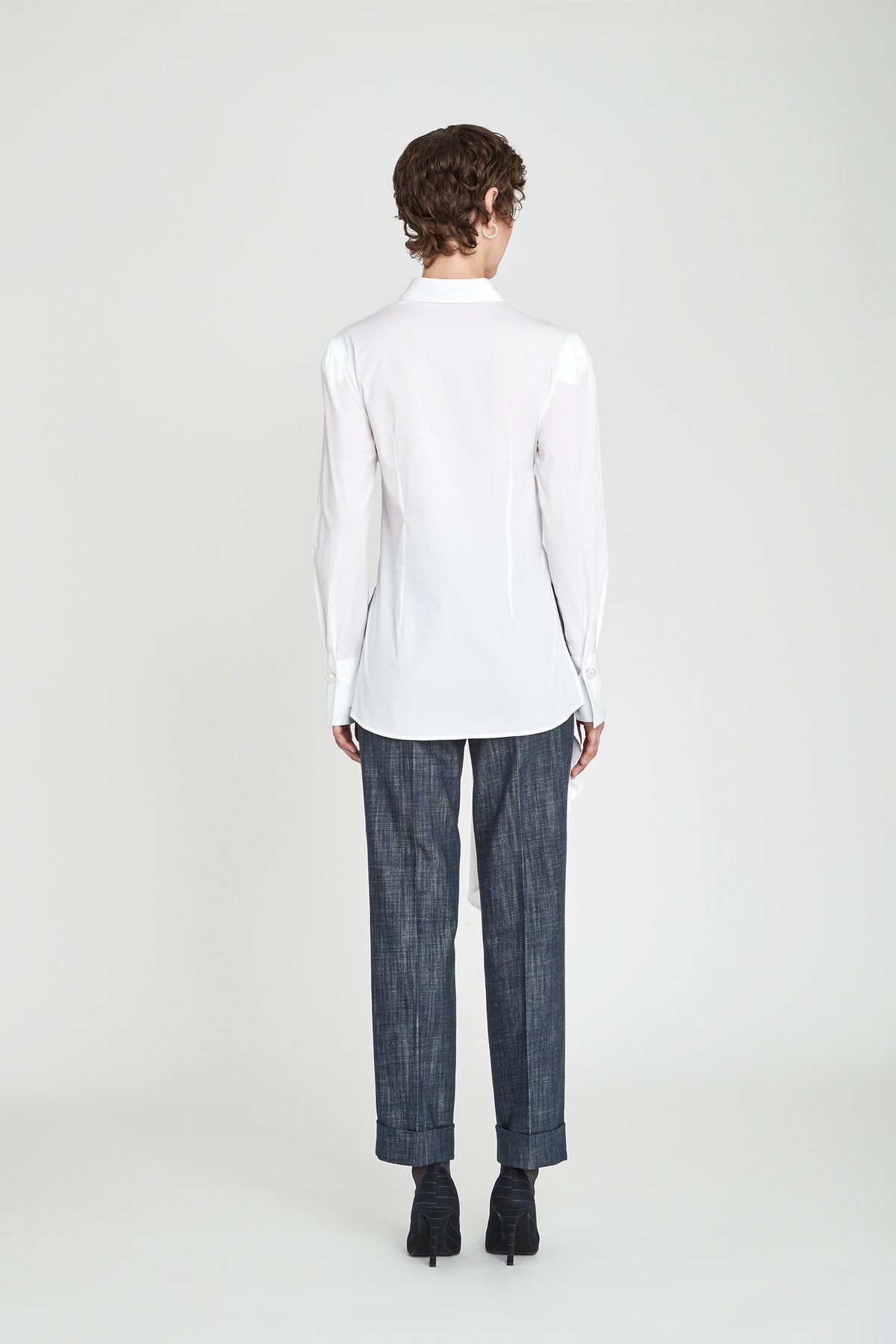 Camisa blanca con lazada Theodore de The Extreme Collection en color blanco con elegante lazada lateral y puños estructurados.