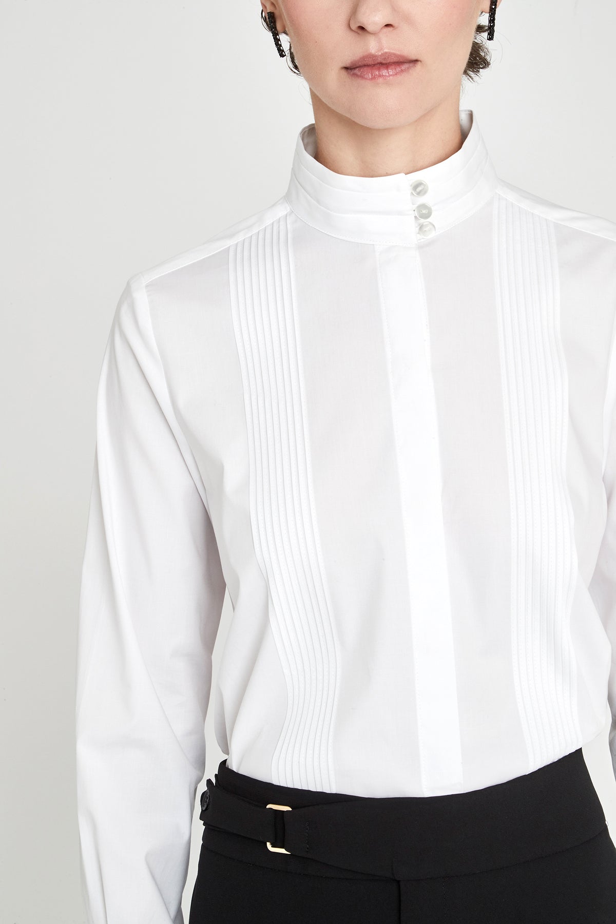 Camisa blanca cuello mao y jaretas Simone de The Extreme Collection en color blanco con cuello mao, detalles de jaretas frontales y puños estructurados.