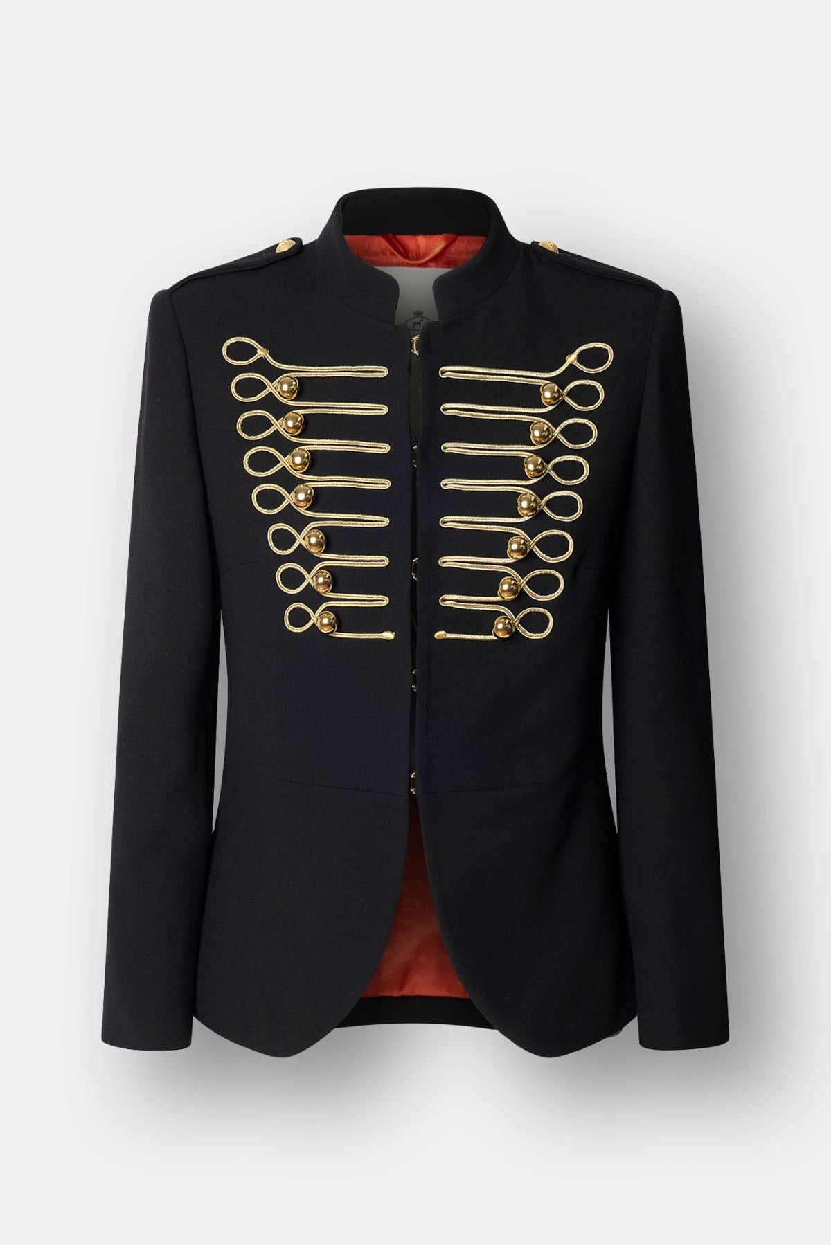 Blazer bordada negra Martina de super crepe con cuello mao, elegante delantero besado y detalles de pasamanería dorada. Lujo y sofisticación.