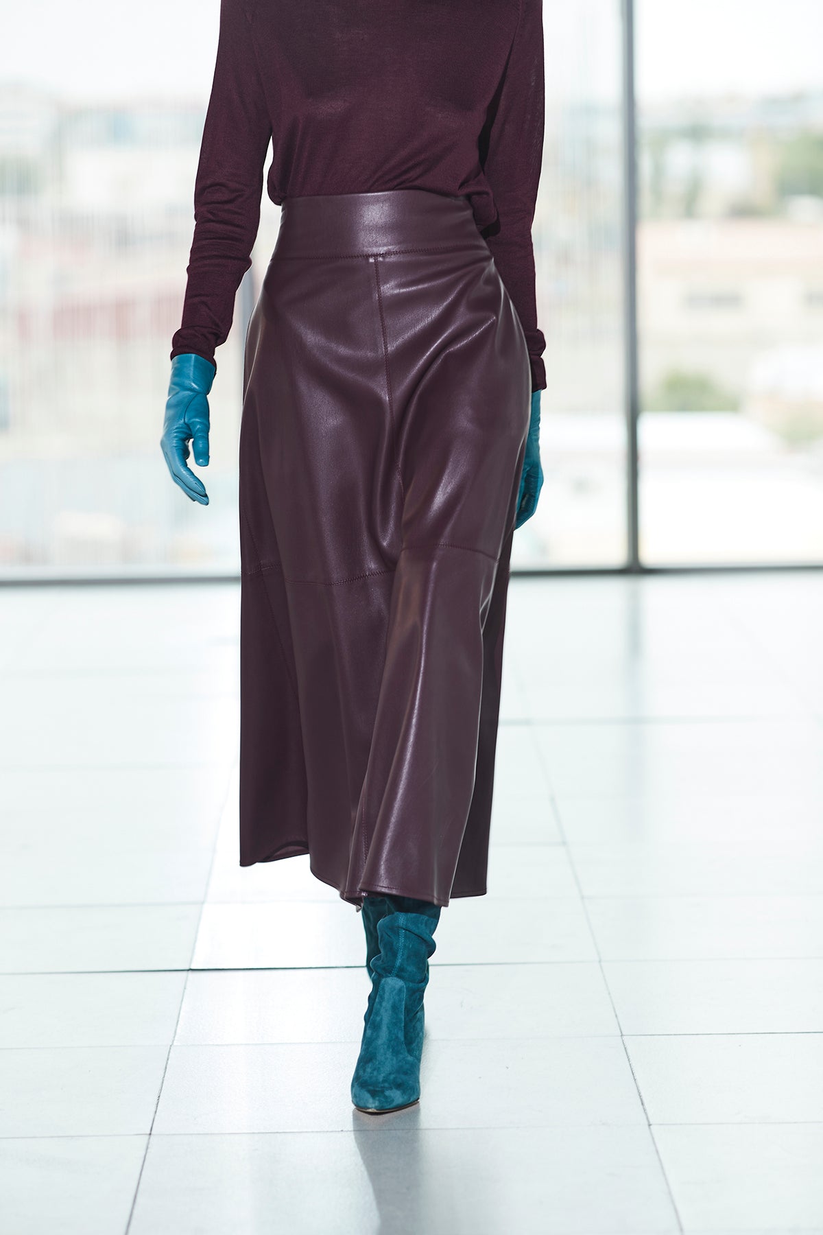 Falda midi ecopiel granate de cintura alta con efecto piel y un cautivador tono profundo. Elegancia, audacia y versatilidad.