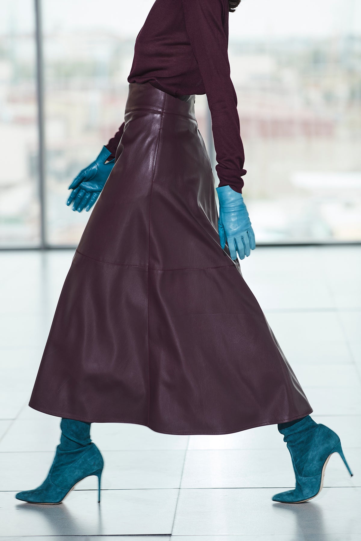 Falda midi ecopiel granate de cintura alta con efecto piel y un cautivador tono profundo. Elegancia, audacia y versatilidad.