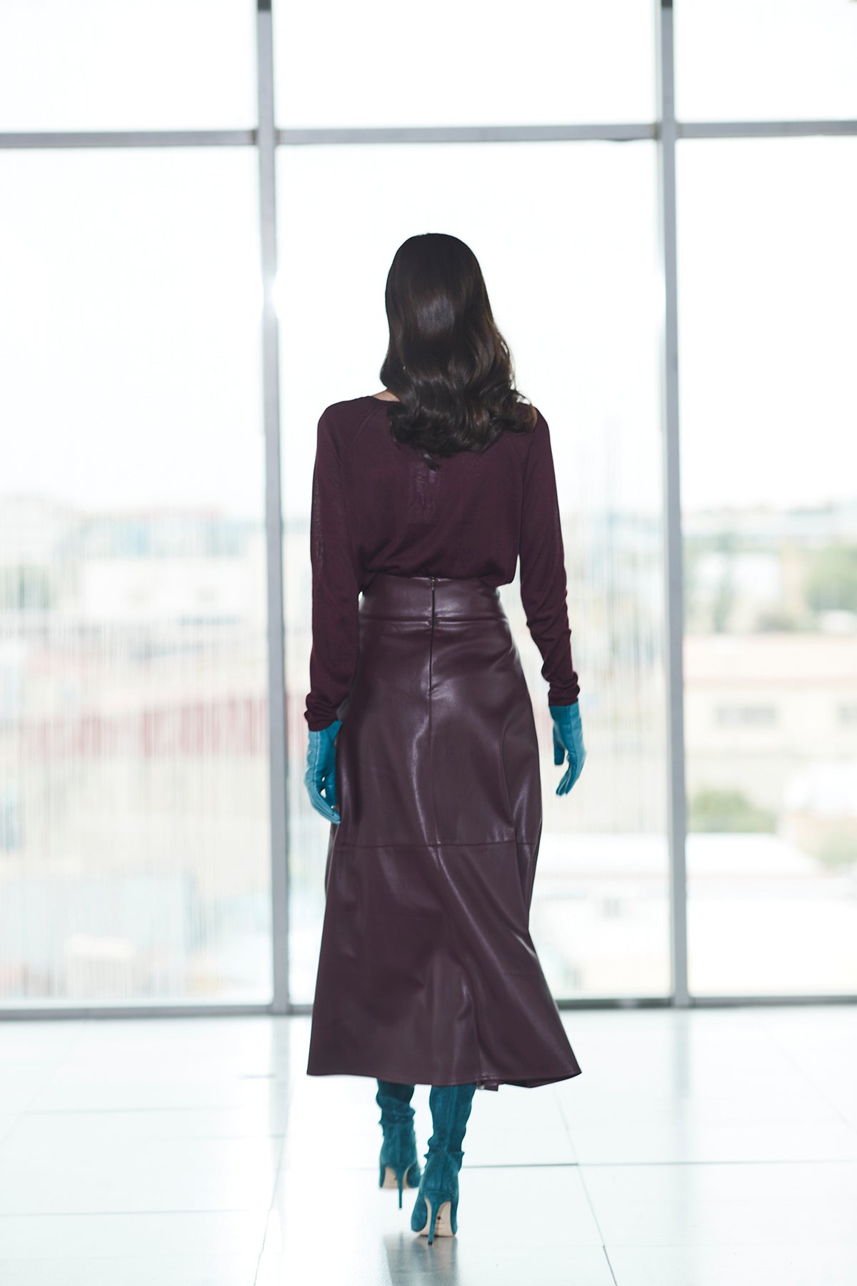 Falda midi ecopiel granate de cintura alta con efecto piel y un cautivador tono profundo. Elegancia, audacia y versatilidad.