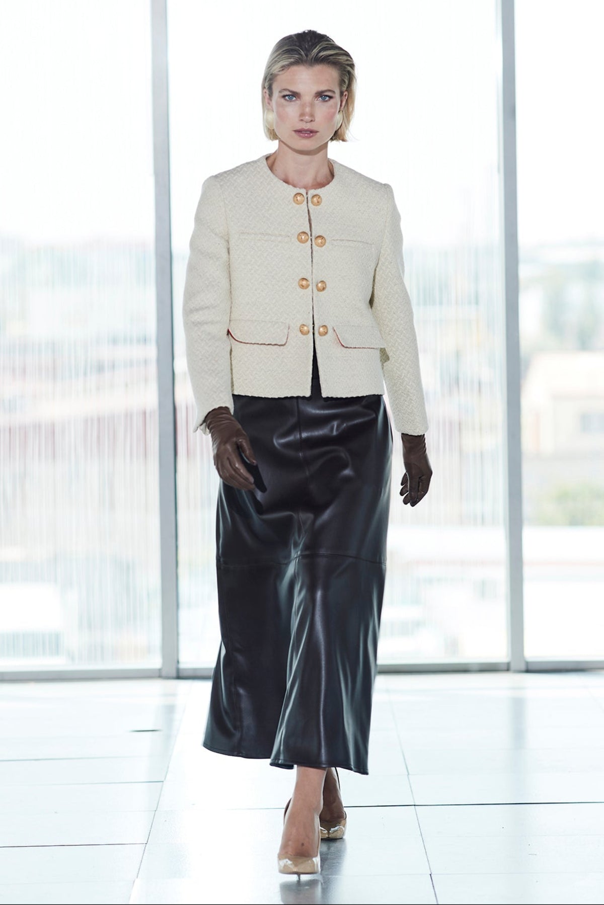 Falda midi ecopiel marron de cintura alta con efecto piel y un cautivador tono profundo. Elegancia, audacia y versatilidad.