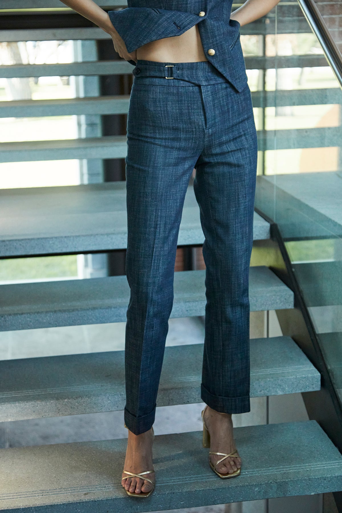 Pantalón Atelier denim Milán de corte recto en tejido vaquero de calidad superior con cinturón integrado y hebilla lateral.