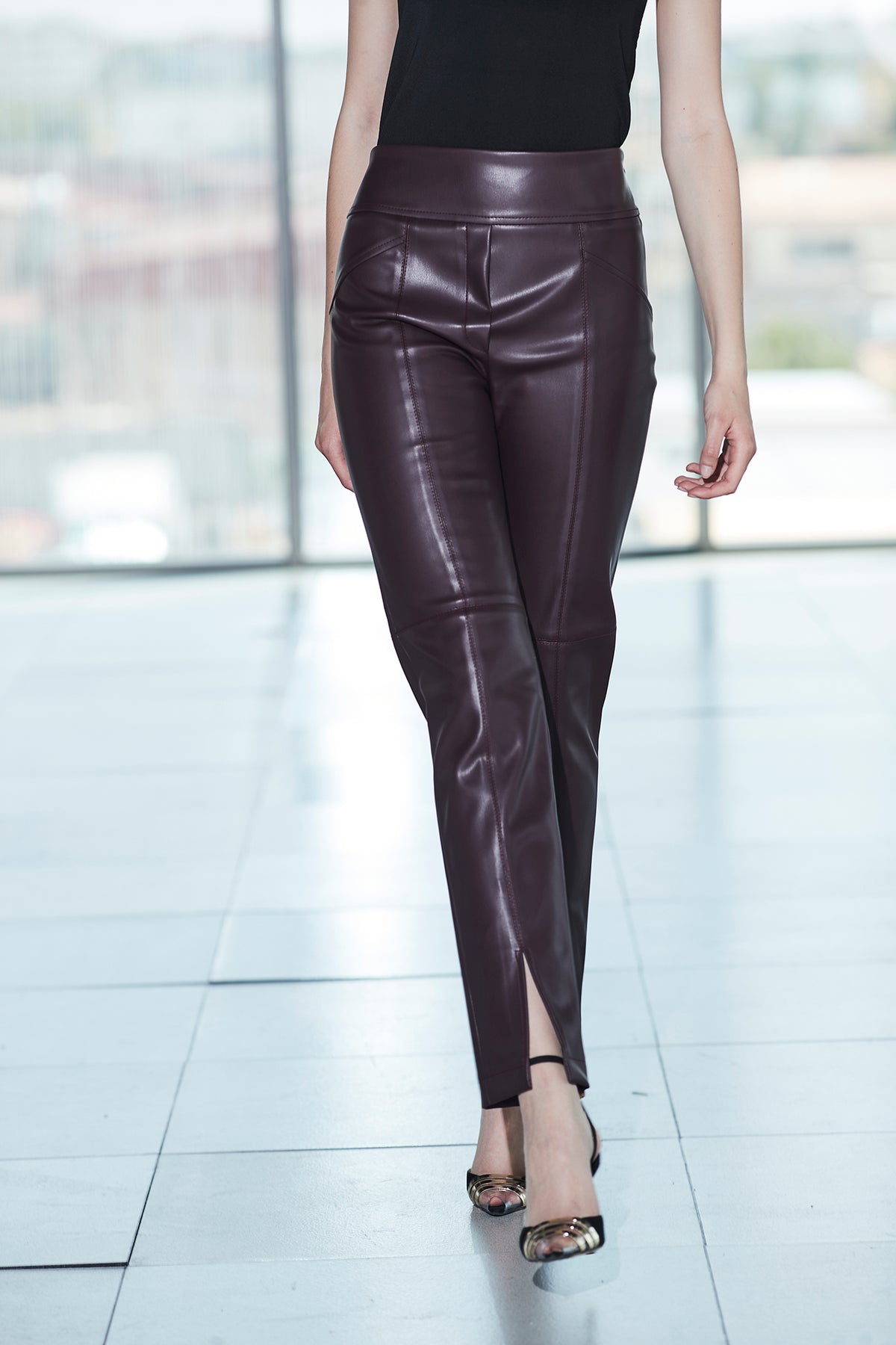 Pantalón de cintura alta pantalón ecopiel granate con efecto piel y un profundo tono burdeos. Audacia, sofisticación y diseño moderno.