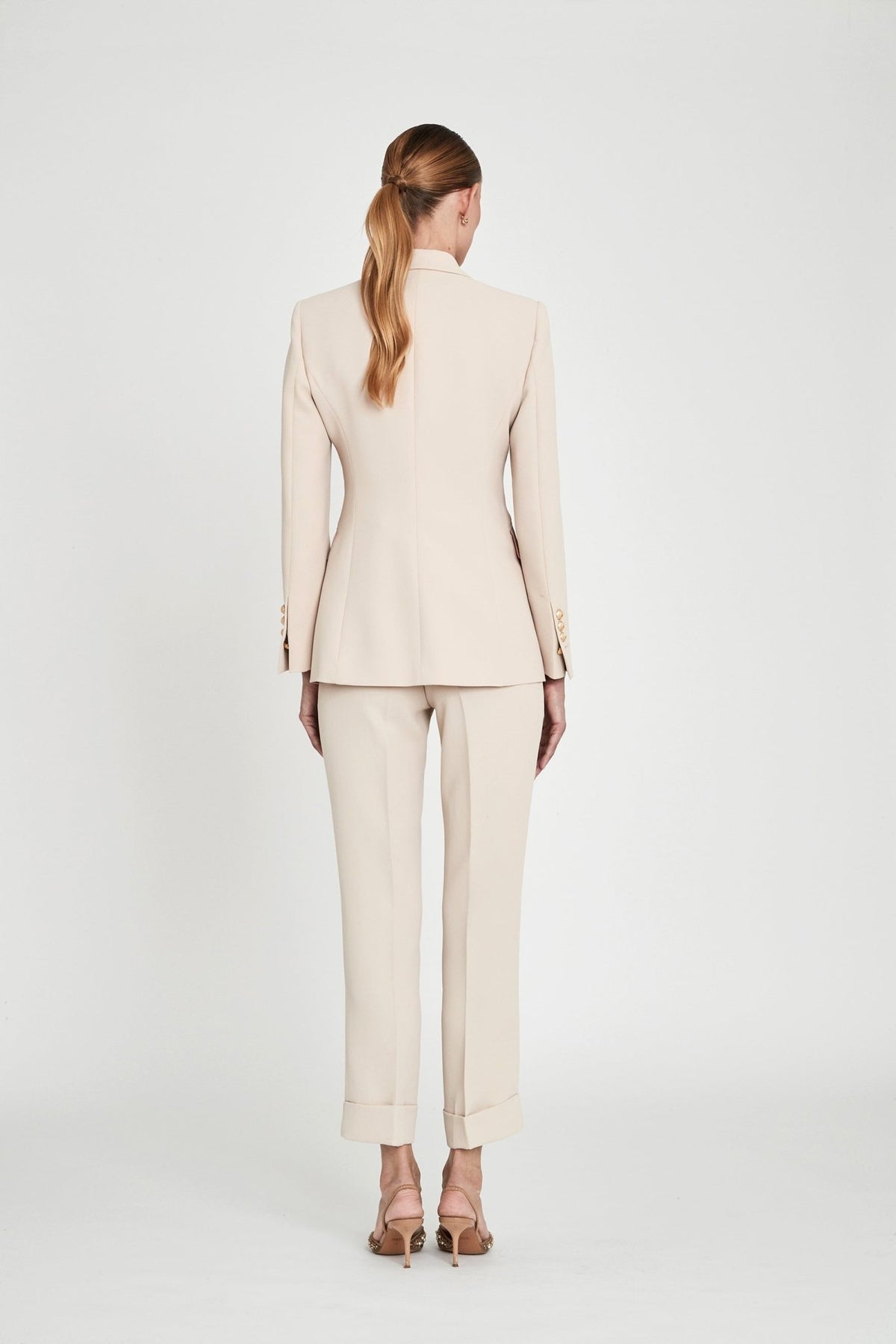 Blazer entallada beige Paris de tejido liso en tono tofe con solapa clásica, botón dorado central y estructura impecable.
