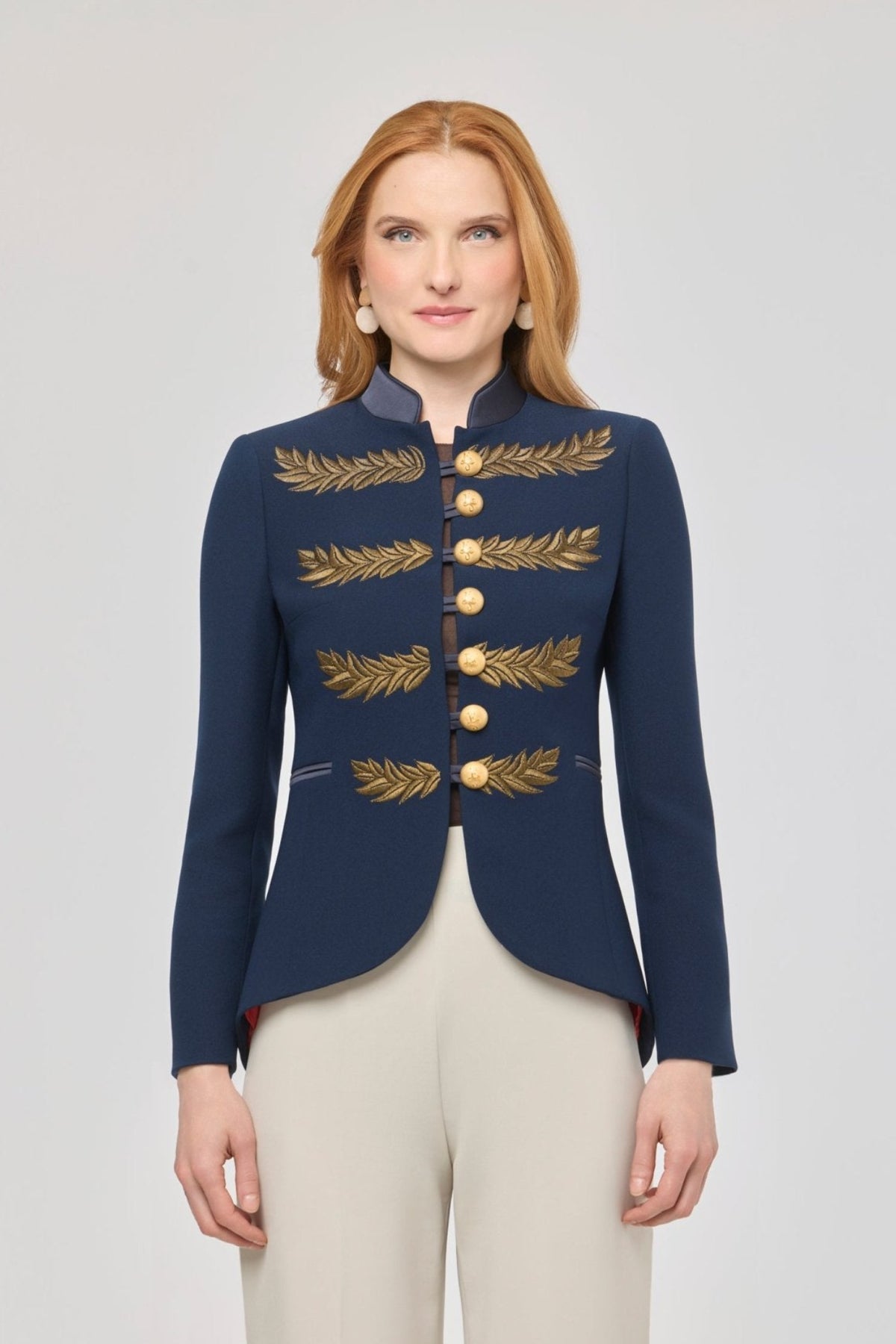 Blazer bordada azul marino Renata Love Gold de The Extreme Collection en color azul marino con detalles en hilo dorado.