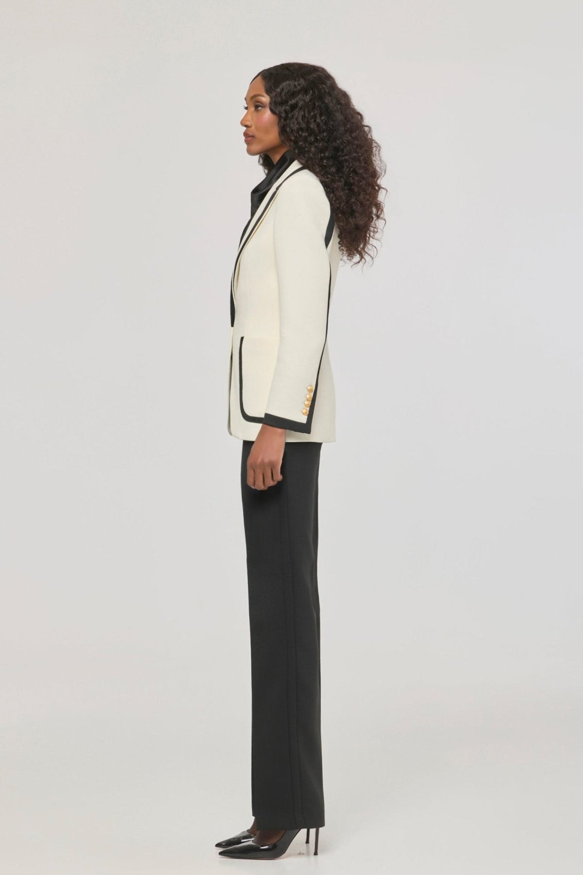 Blazer blanco con ribetes en contraste Laurent de The Extreme Collection en impecable blanco con vivos negros y sofisticados botones dorados.