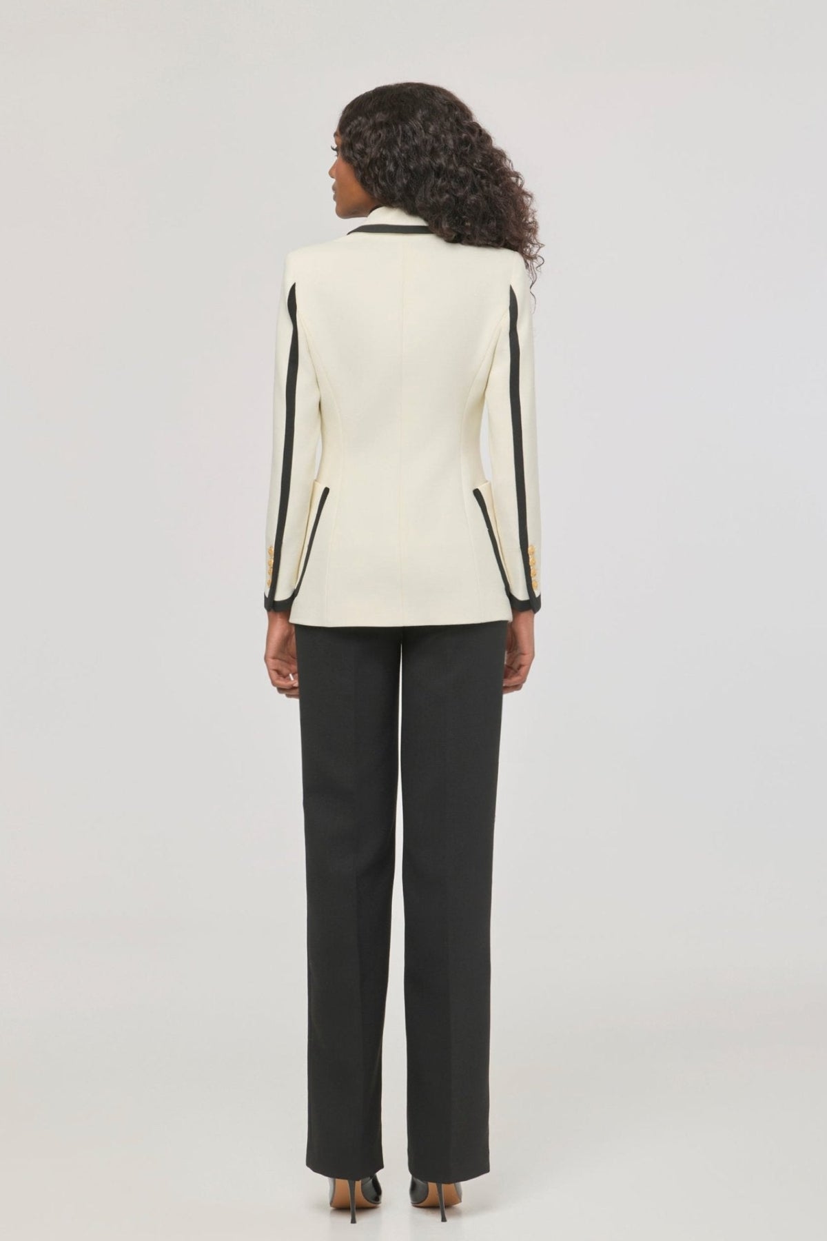 Blazer blanco con ribetes en contraste Laurent de The Extreme Collection en impecable blanco con vivos negros y sofisticados botones dorados.