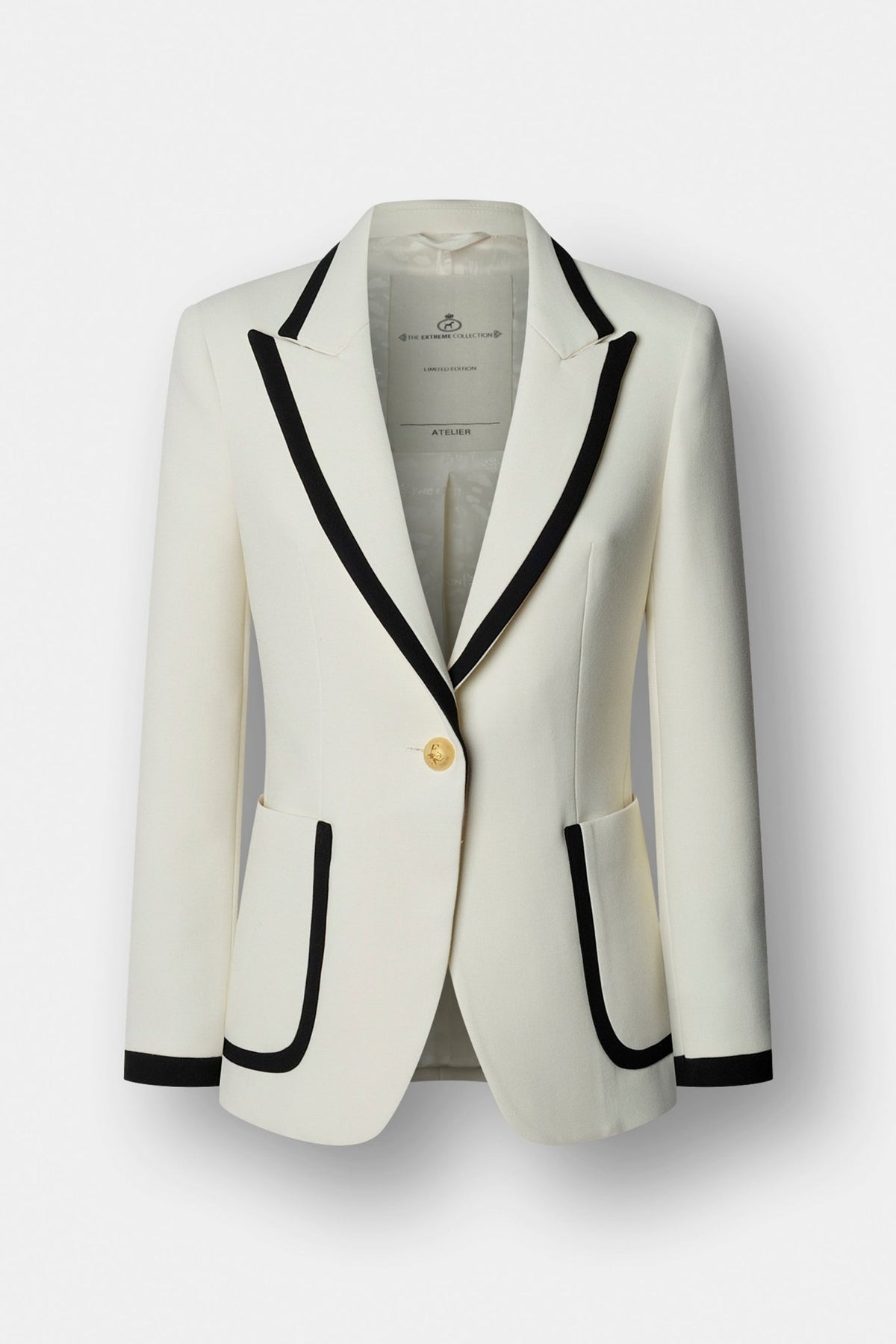Blazer blanco con ribetes en contraste Laurent de The Extreme Collection en impecable blanco con vivos negros y sofisticados botones dorados.
