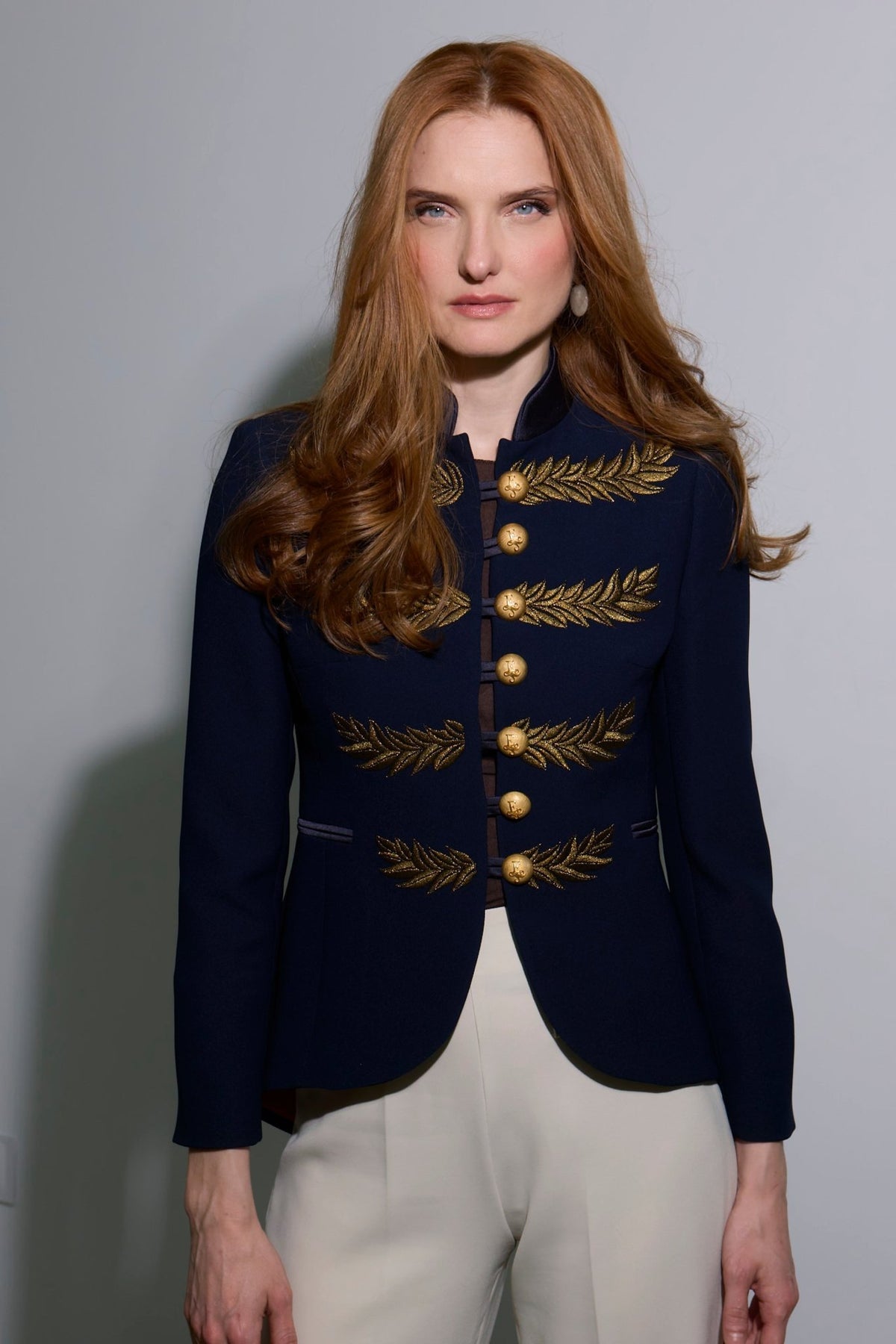 Blazer bordada azul marino Renata Love Gold de The Extreme Collection en color azul marino con detalles en hilo dorado.