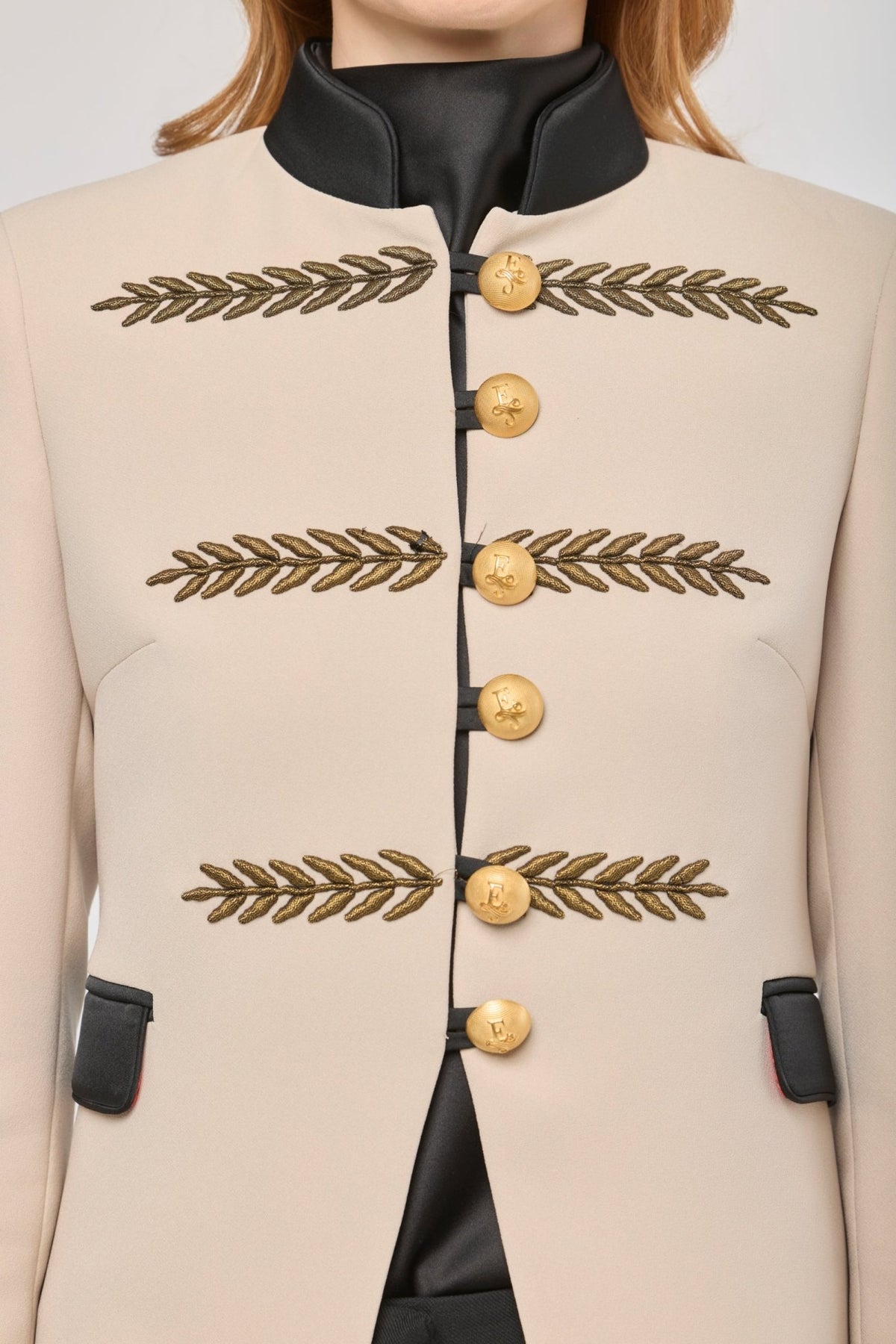 Blazer corta bordada beige Renata Gold de The Extreme Collection en color beige con bordados en hilo dorado.
