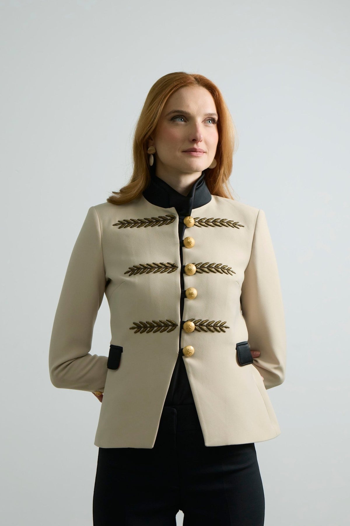 Blazer corta bordada beige Renata Gold de The Extreme Collection en color beige con bordados en hilo dorado.
