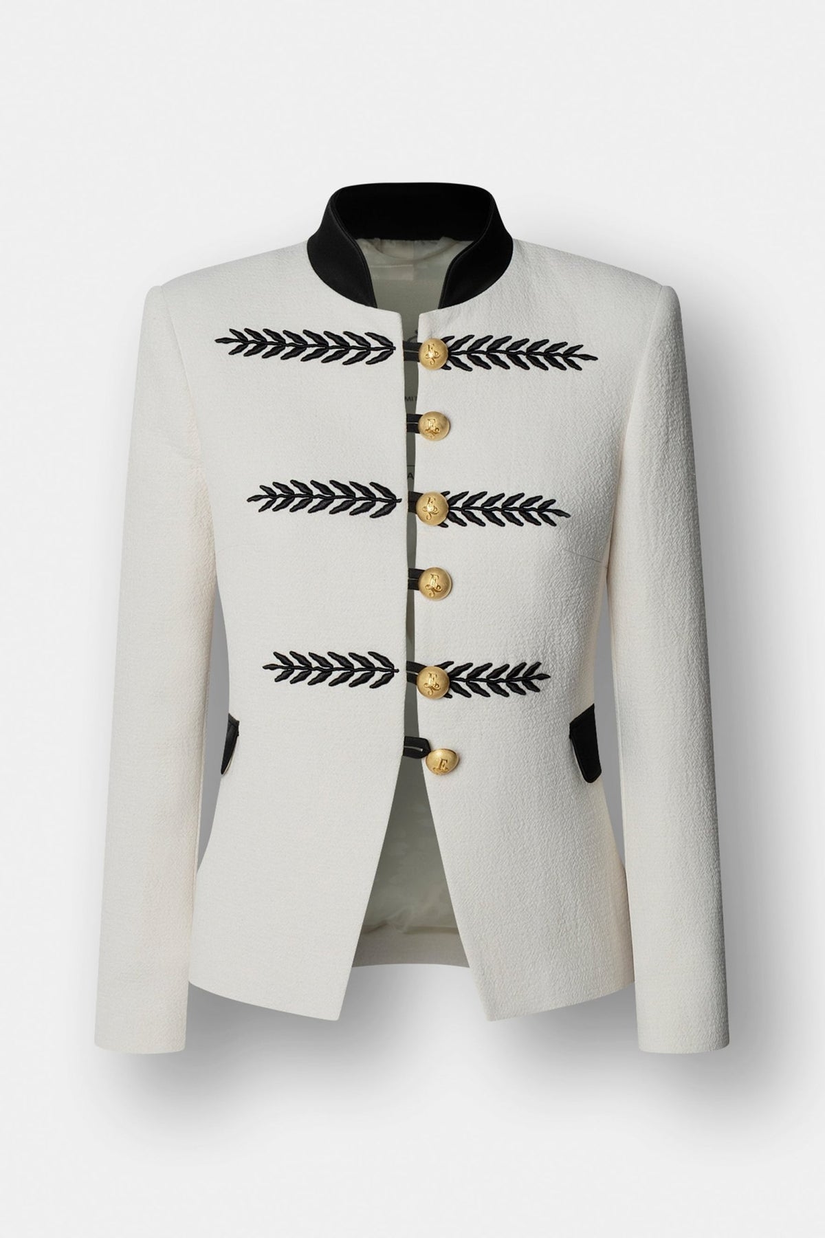 Blazer corta entallada bordada Renata 01 de The Extreme Collection en color crudo con detalles bordados en contraste y botones dorados.