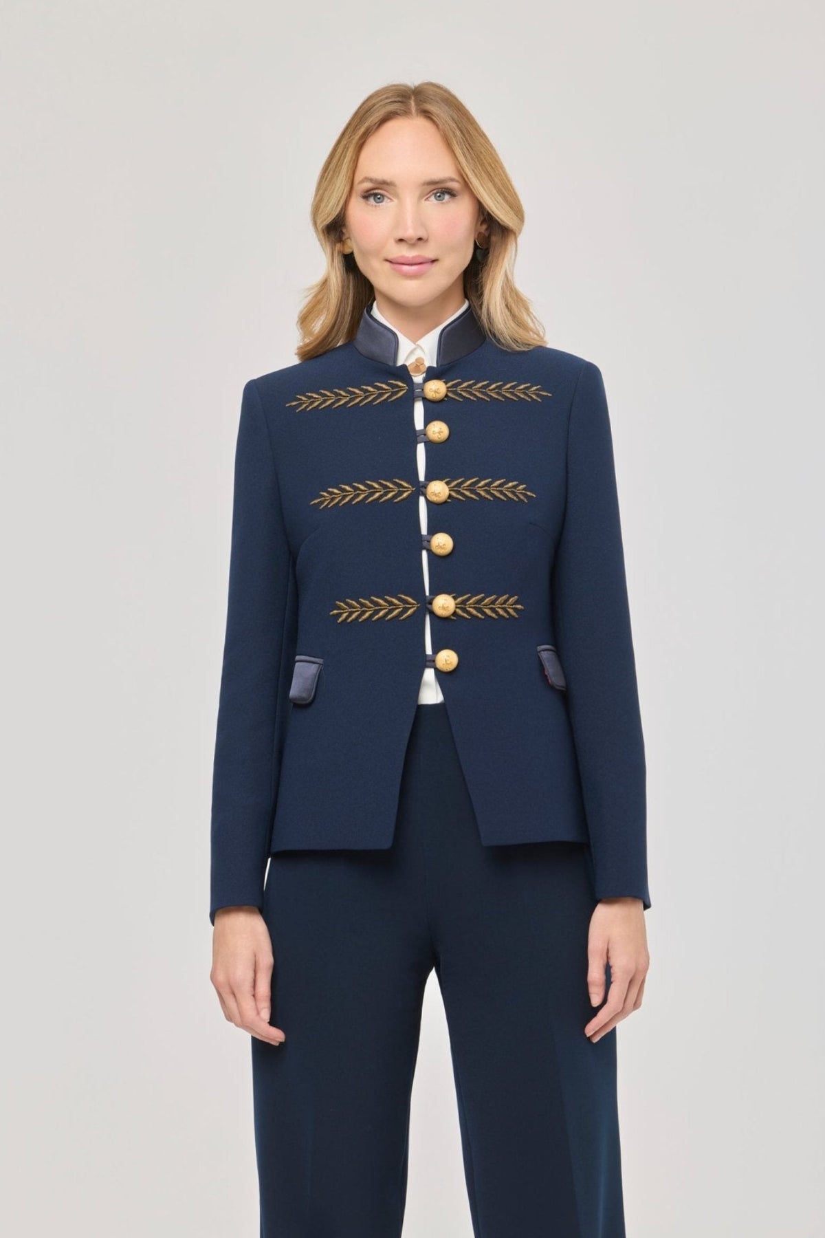 Blazer corta bordada marino Renata Gold de The Extreme Collection en color azul marino con bordados en hilo dorado.