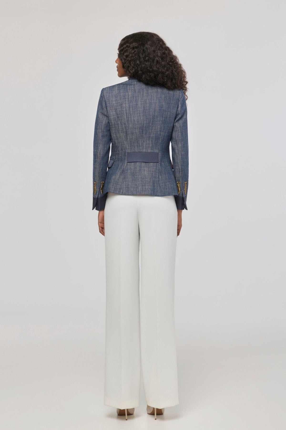 Blazer denim con bordados Nuvola Denimde The Extreme Collection confeccionada en tejido denim de 100% algodón con bordados dorados.