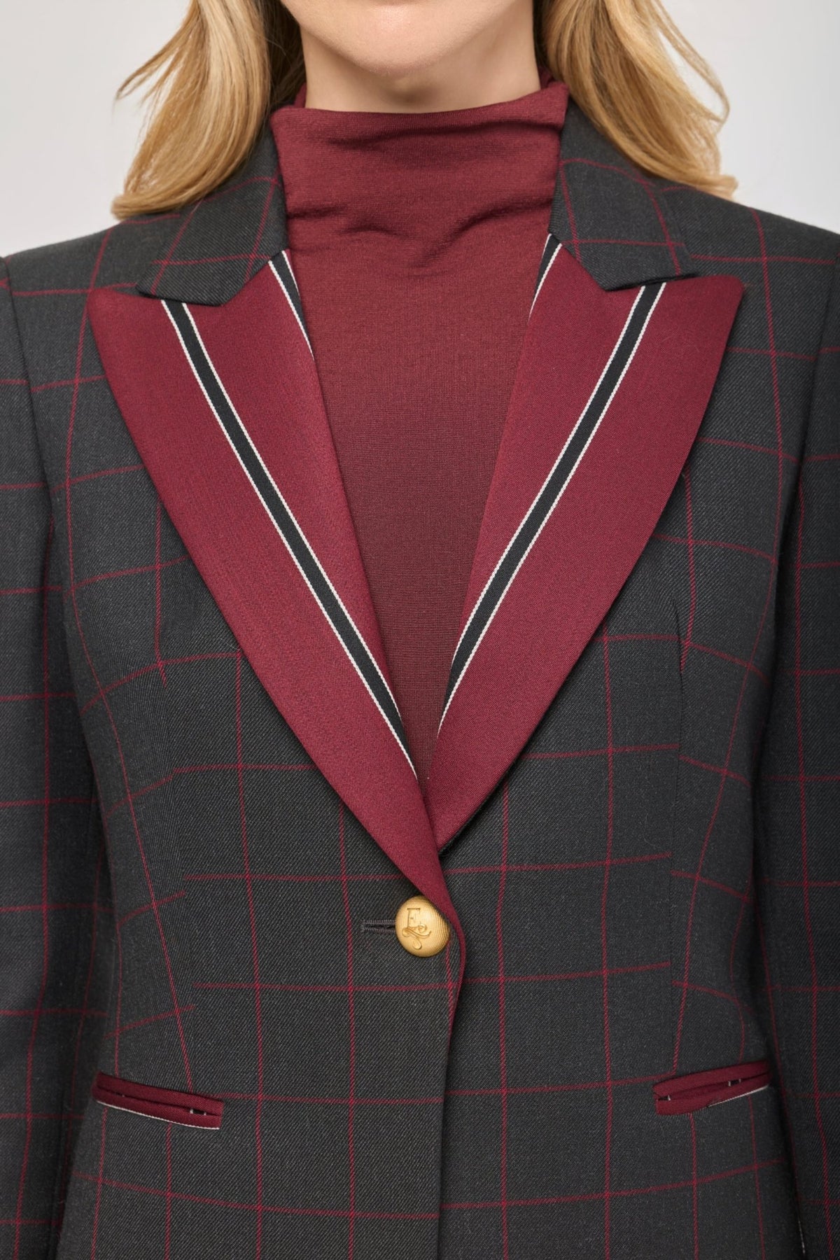 Blazer de lana con solapa en contraste Rowan de The Extreme Collection con diseño de líneas geométricas y solapas en tono burdeos.