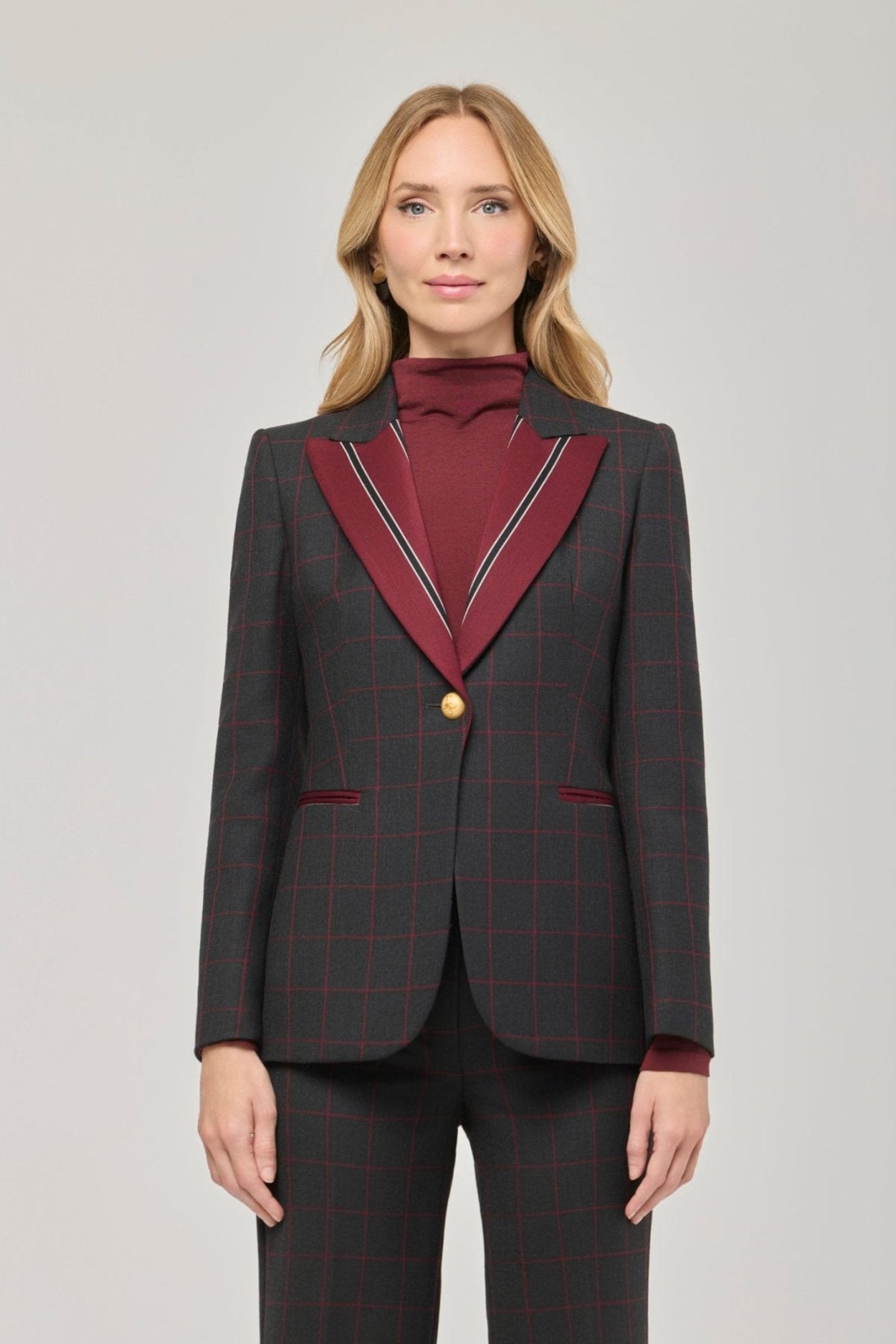 Blazer de lana con solapa en contraste Rowan de The Extreme Collection con diseño de líneas geométricas y solapas en tono burdeos.