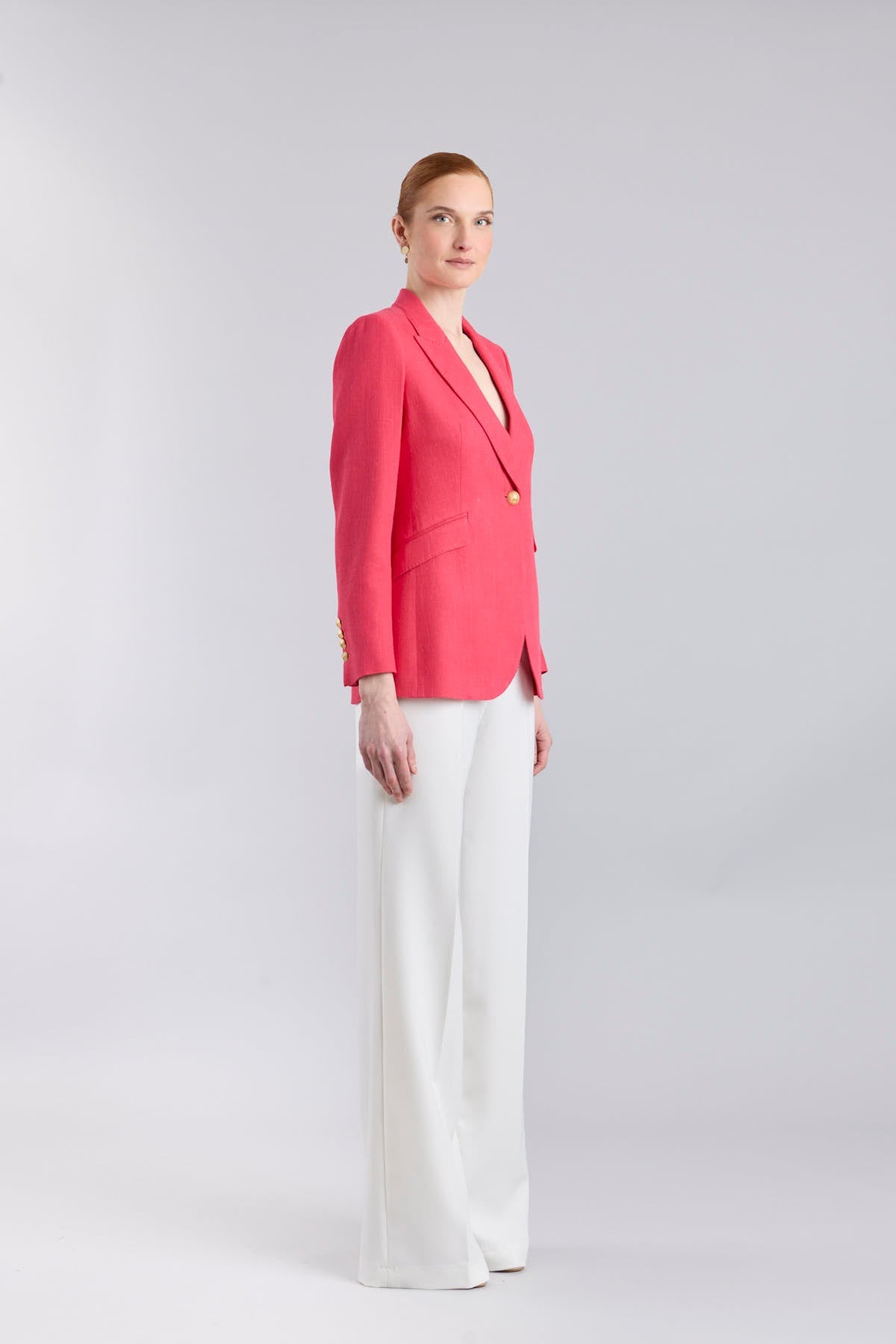 Blazer de lino fucsia mujer modelo Sofía de corte sastre impecable.