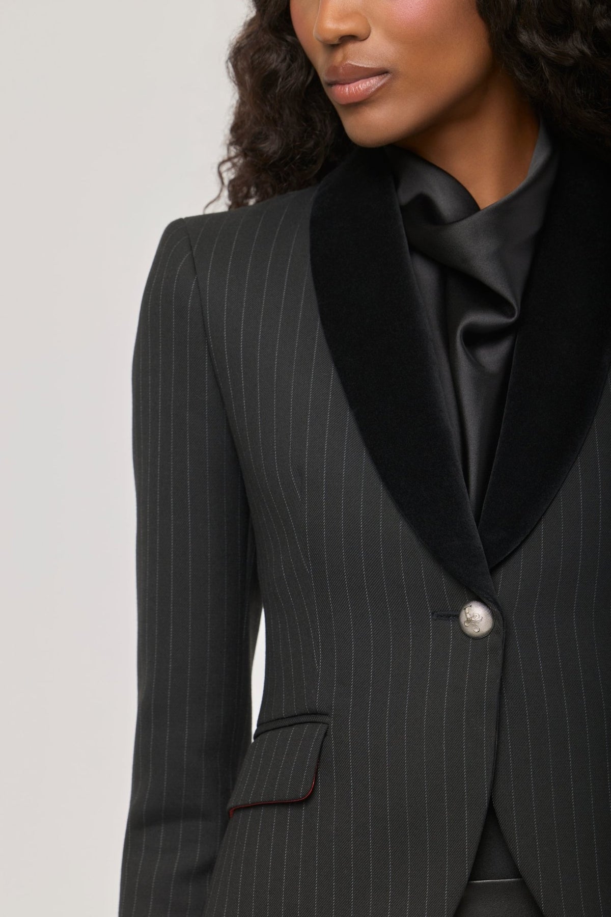 Blazer de raya diplomática con bordado joya The Gardens en tejido de raya diplomática con un bordado joya estelar en la espalda.