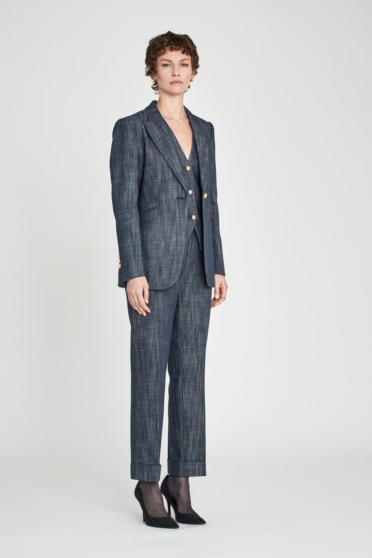 Blazer entallada denim Milán en denim oscuro de alta calidad con corte estructurado, solapas clásicas y botones dorados.