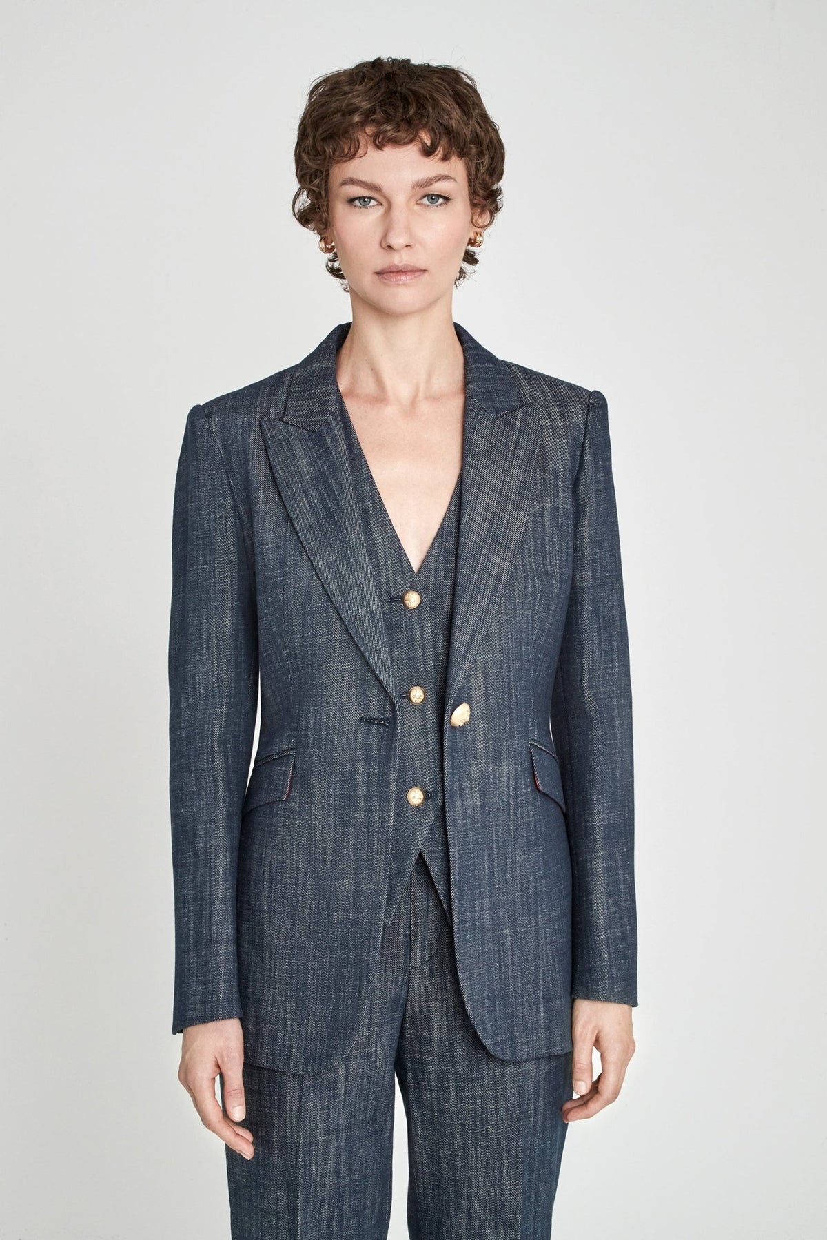 Blazer entallada denim Milán en denim oscuro de alta calidad con corte estructurado, solapas clásicas y botones dorados.
