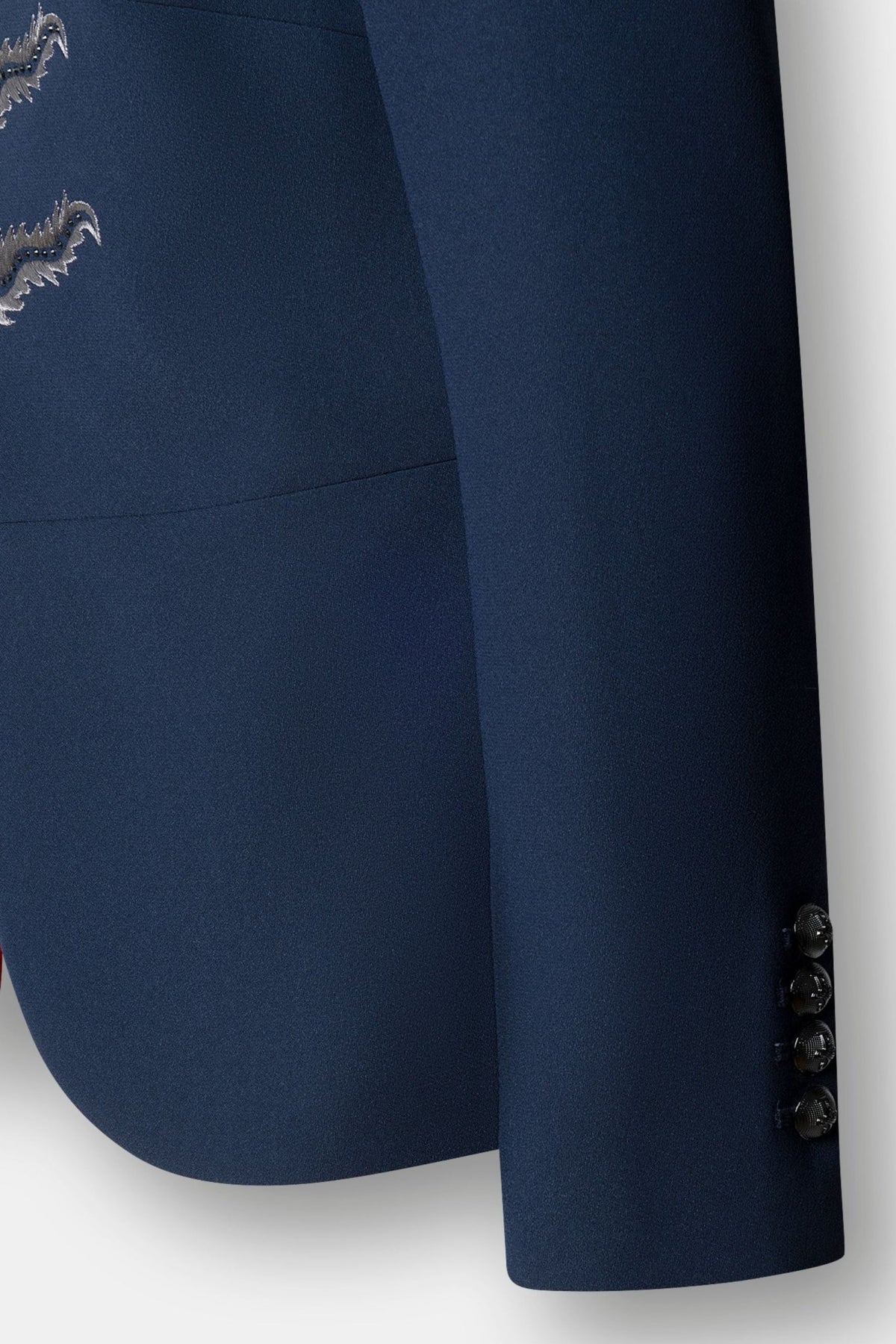 Blazer bordada marino Extreme Prive en crepé azul intenso con bordado de hojas en plata, corchetes y botones con pedrería. Lujo y sofisticación.