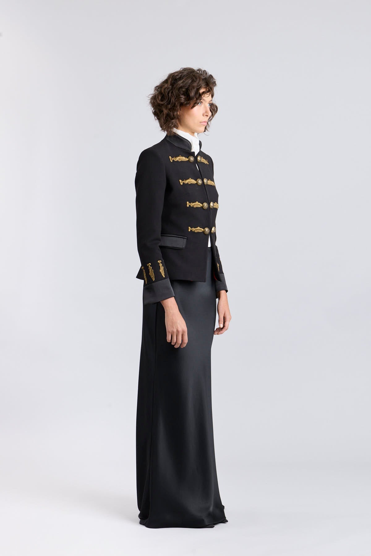 Blazer militar negro Nuvola con cuello mao y bordado de peces en hilo oro viejo.