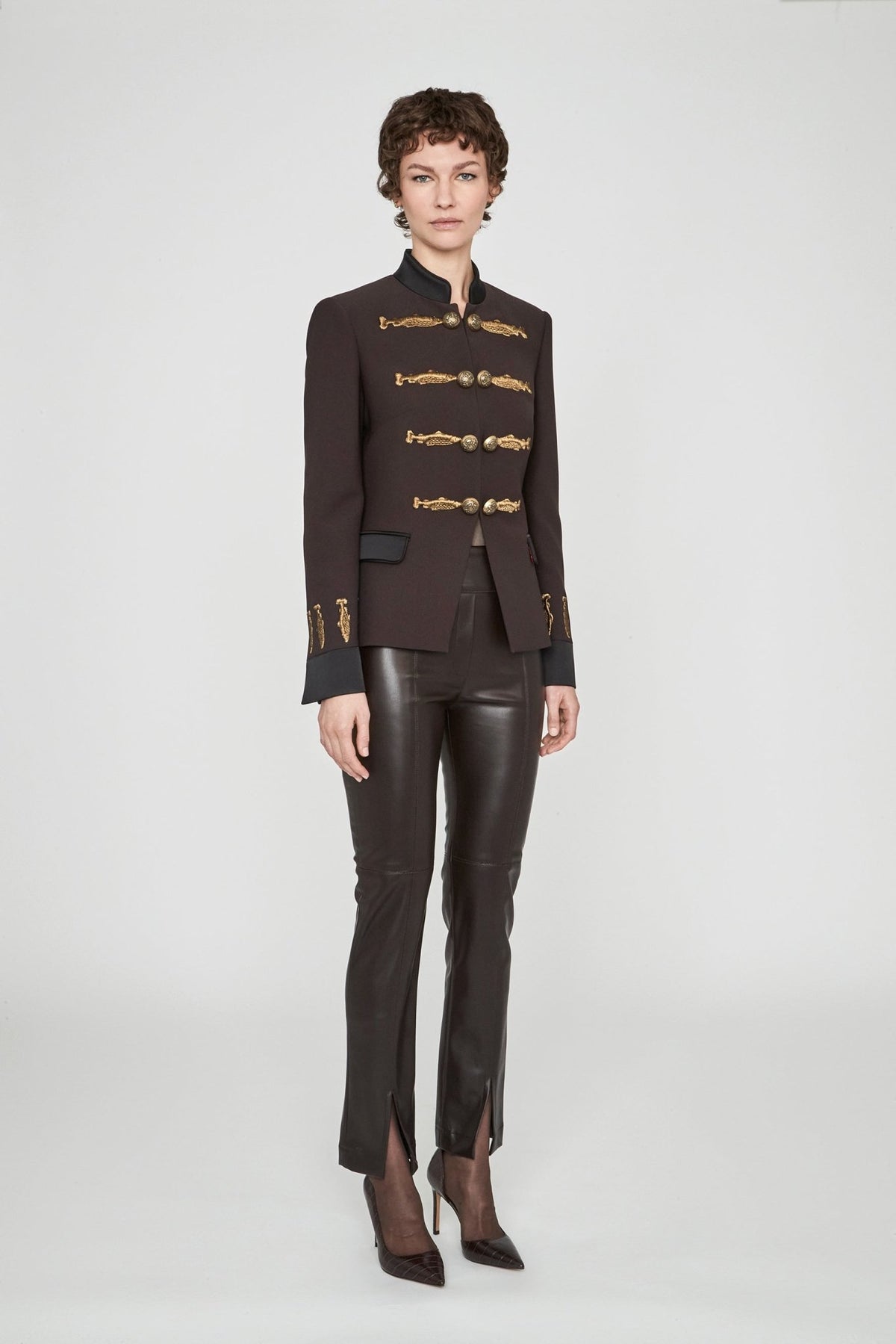 Blazer militar marrón Nuvola en tono cacao con hombros definidos, cuello mao y bordados en oro viejo.