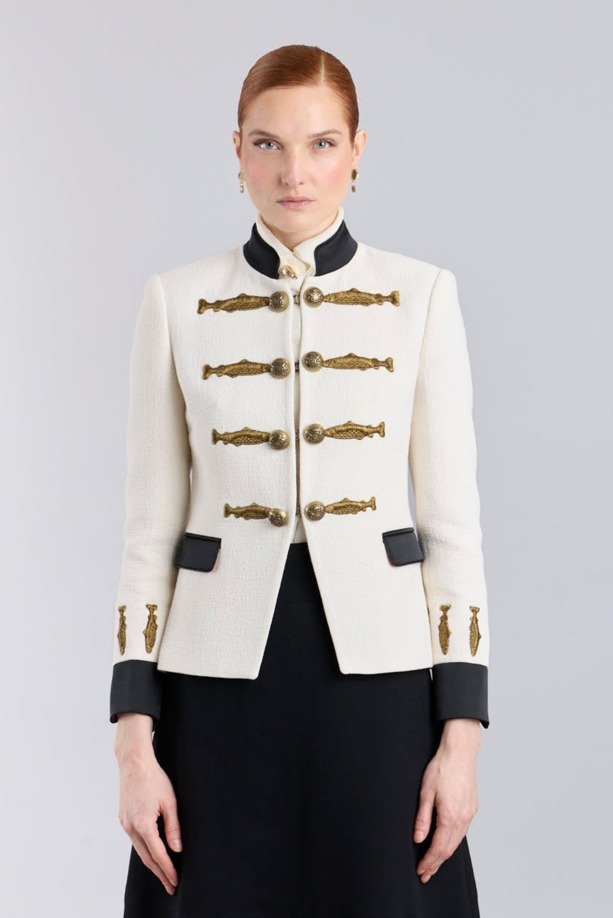 Blazer militar blanco roto Nuvola en tejido de alta estabilidad con cuello mao negro, bordados en oro viejo e insignias metálicas. Artesanal y sostenible.