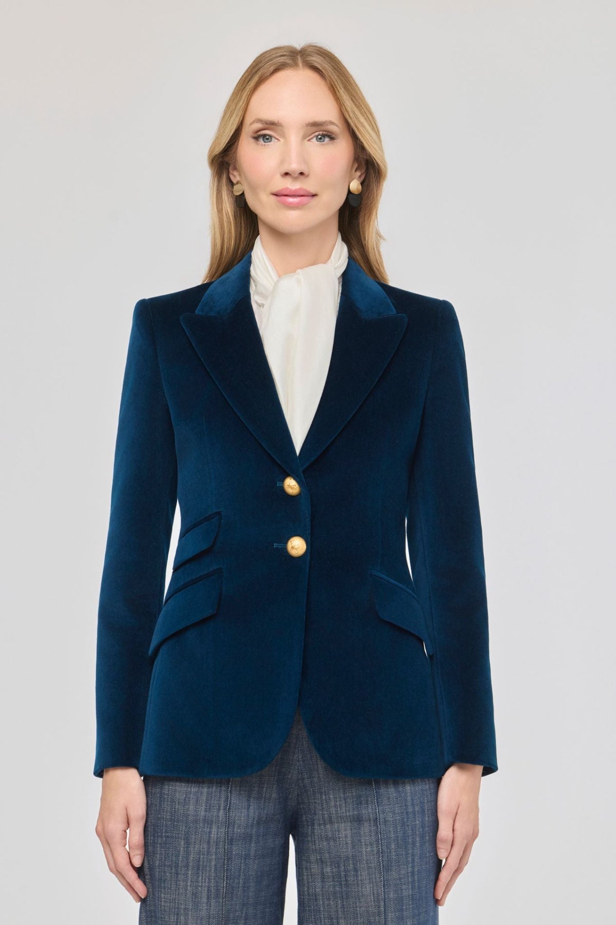 Blazer terciopelo azul Oliva de The Extreme Collection confeccionada en 100% algodón y un suave terciopelo azul petróleo.