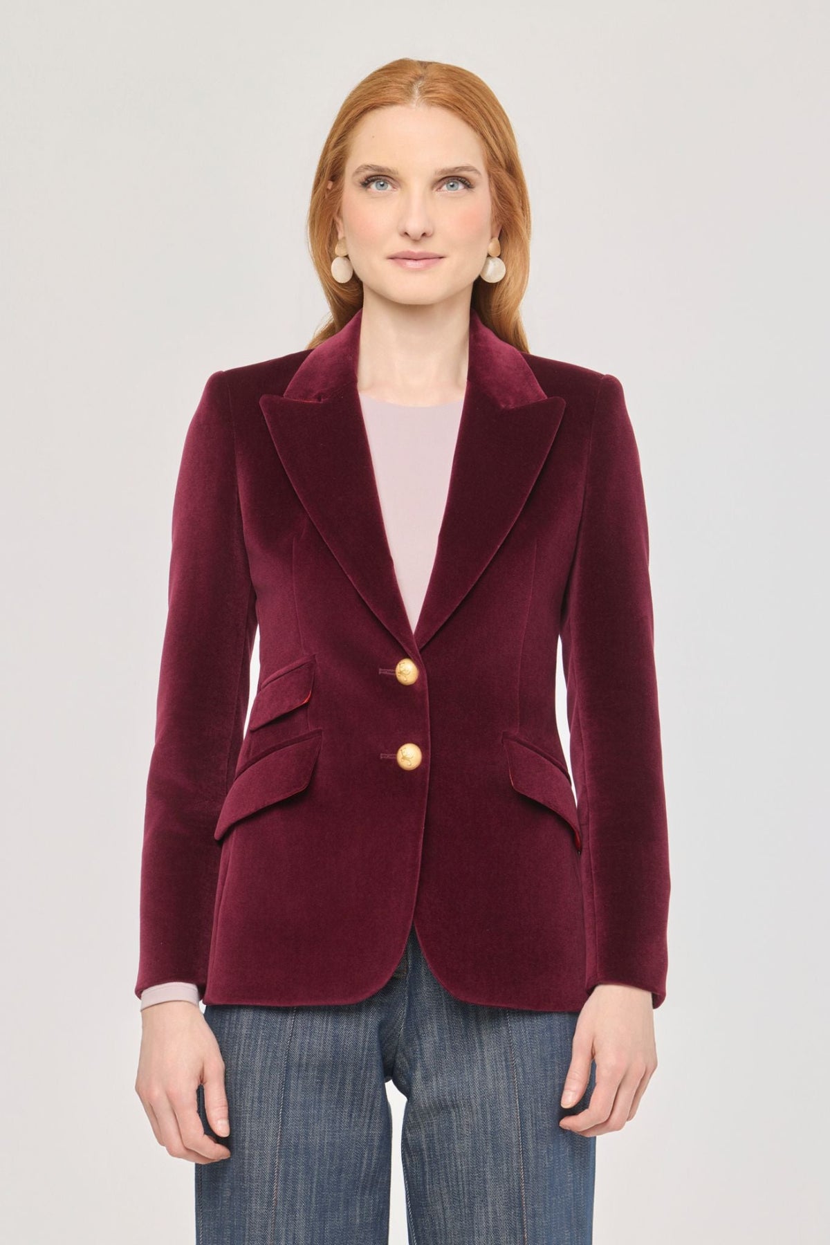Blazer terciopelo burdeos Oliva de The Extreme Collection confeccionada en suave terciopelo granate y 100% algodón.