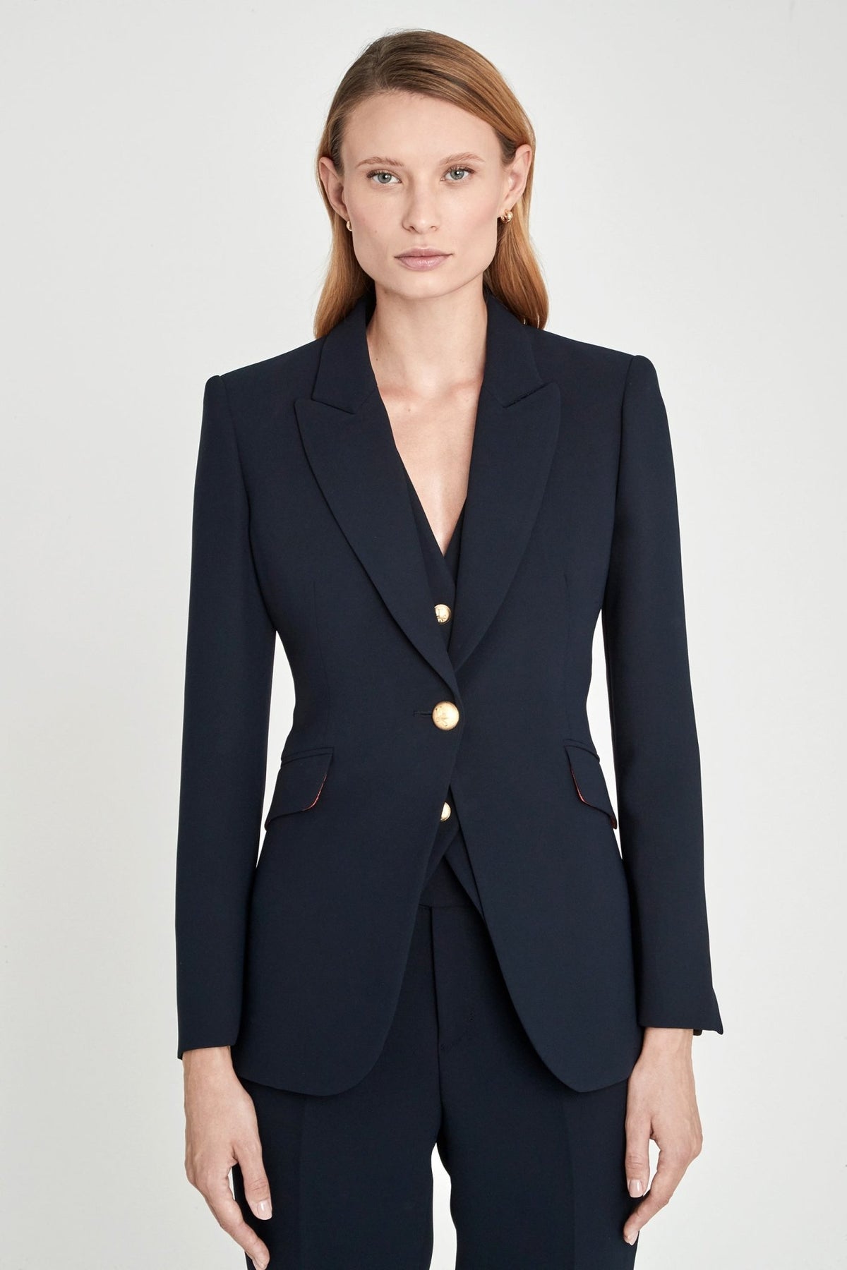 Blazer entallada marino Paris en super crepé azul marino con solapa de pico, botón dorado central.