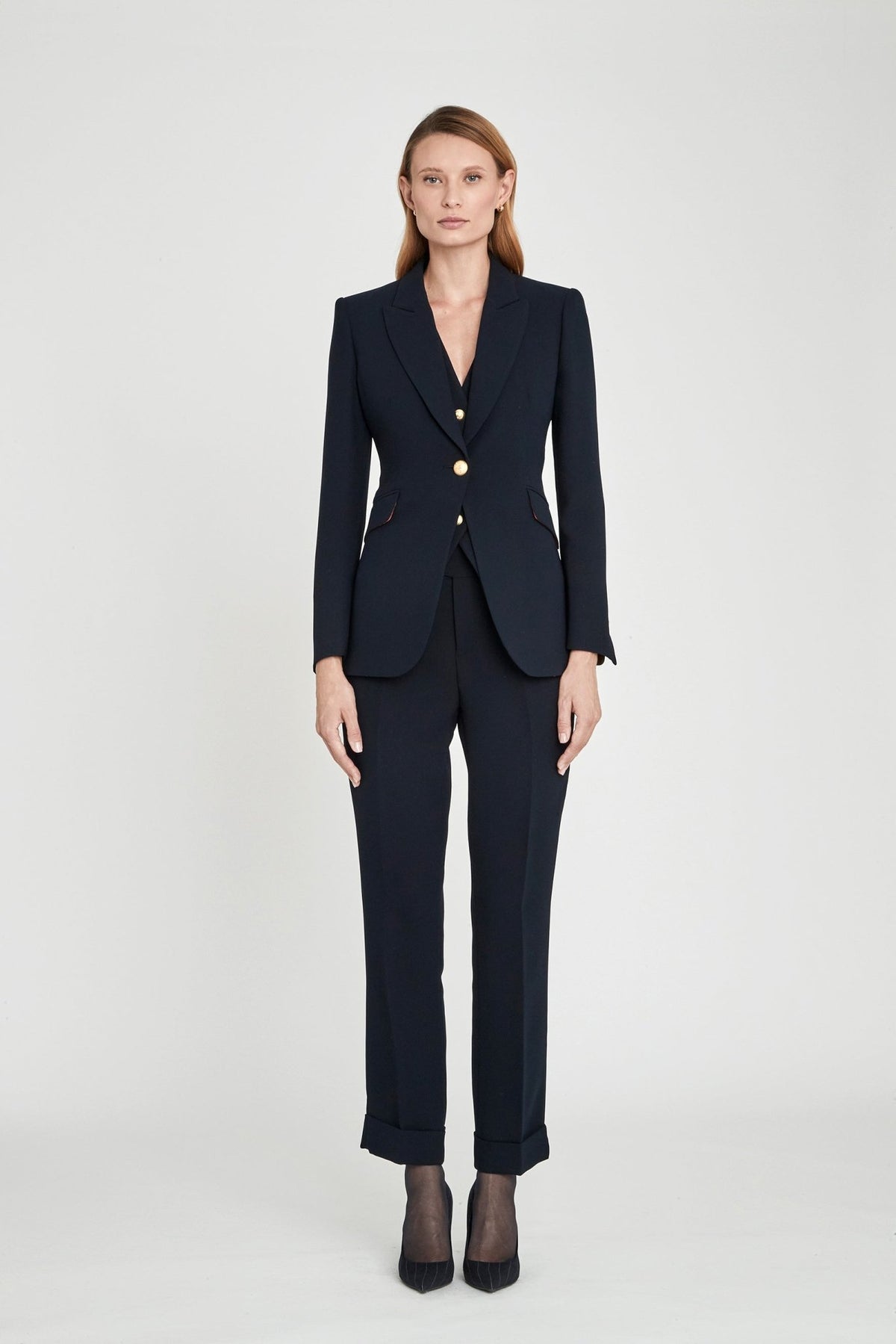 Blazer entallada marino Paris en super crepé azul marino con solapa de pico, botón dorado central.