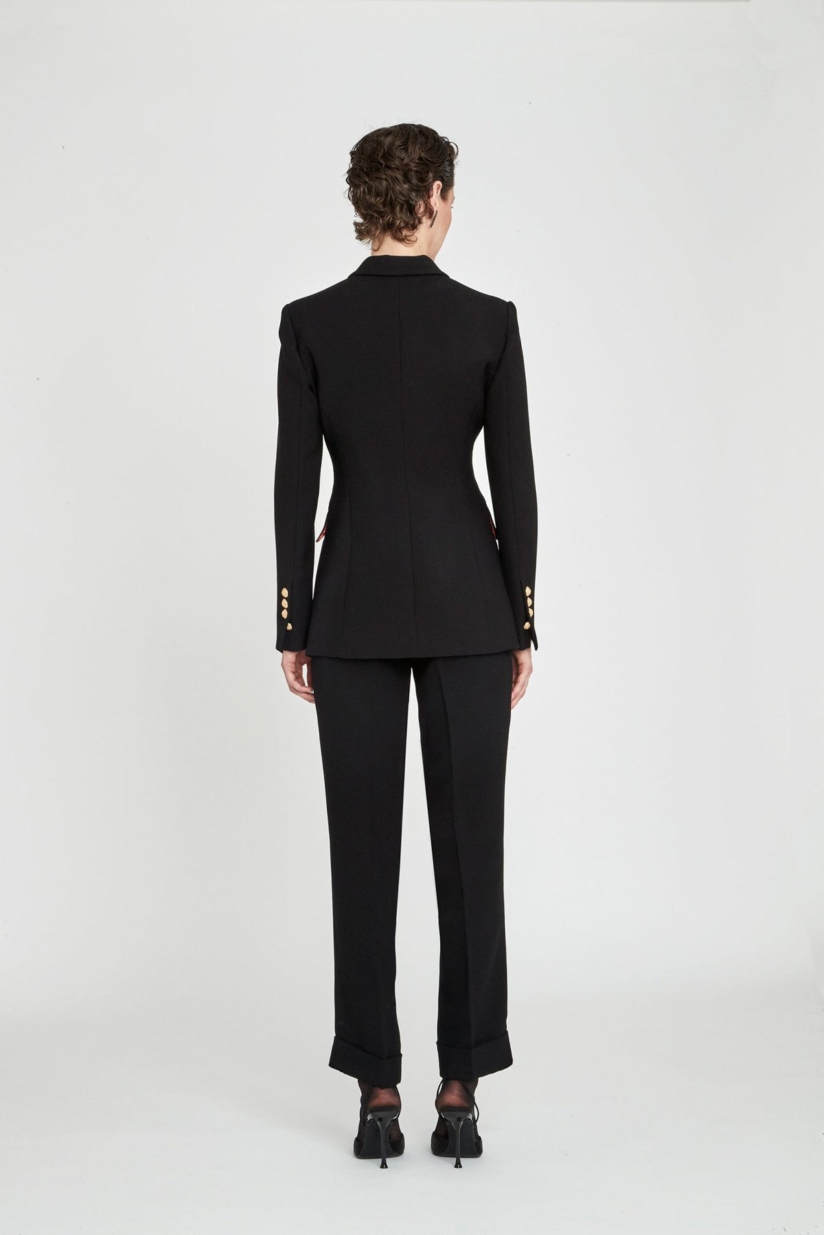 Blazer entallada negra Paris en super crepé negro con solapa de pico y botón dorado central.