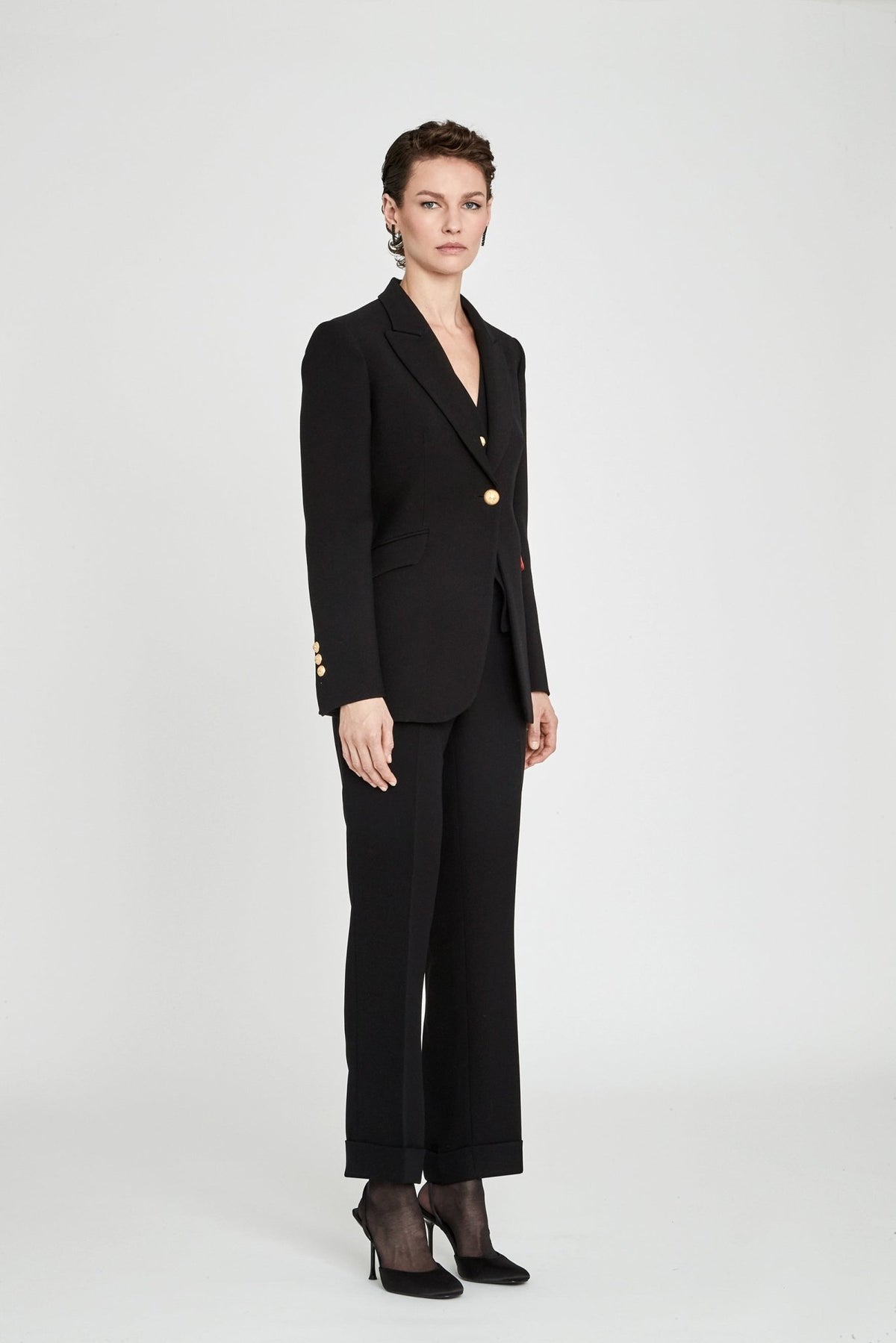 Blazer entallada negra Paris en super crepé negro con solapa de pico y botón dorado central.