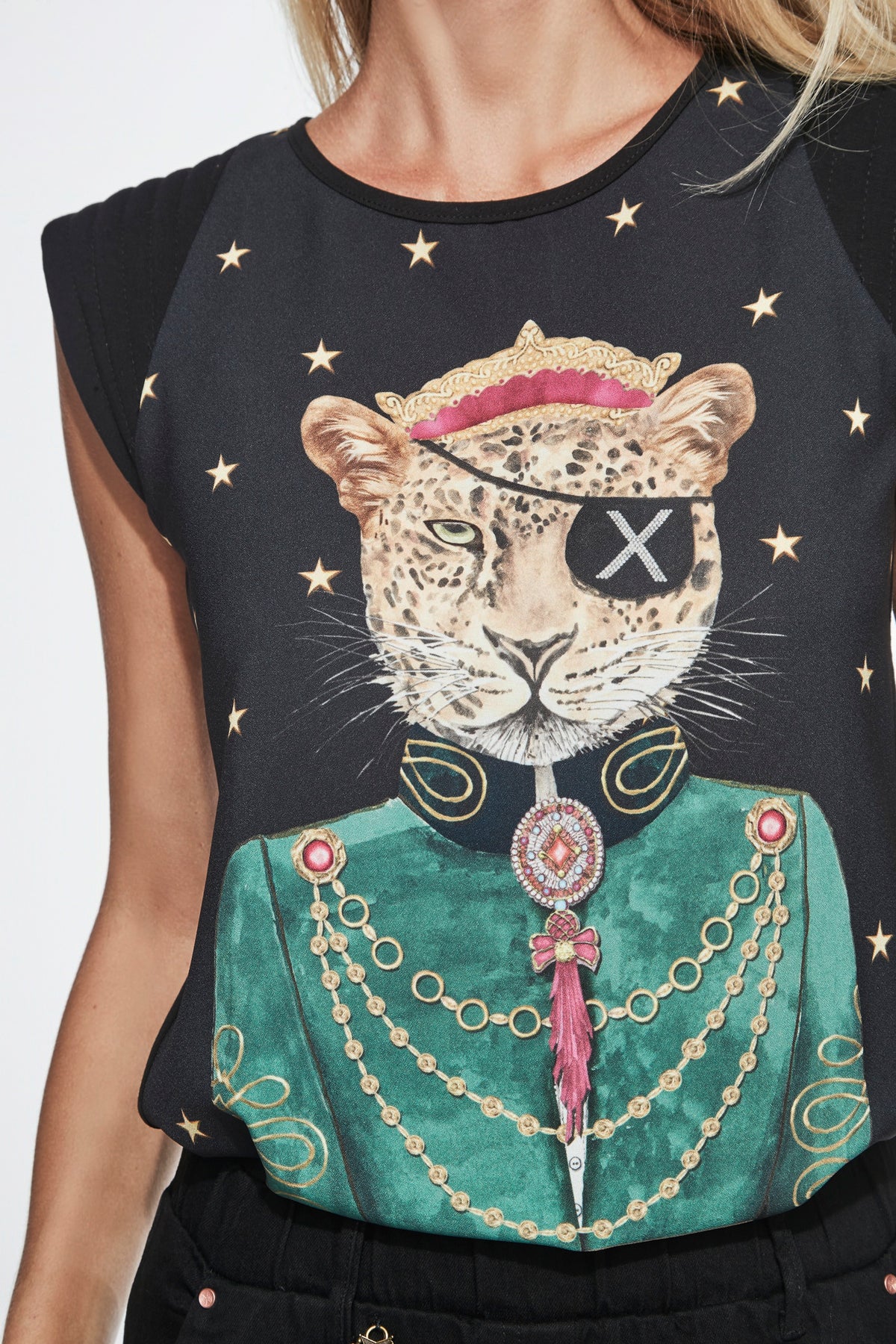 Camiseta estampada negra de edición limitada Anne Bonny con diseño de gata aristócrata.