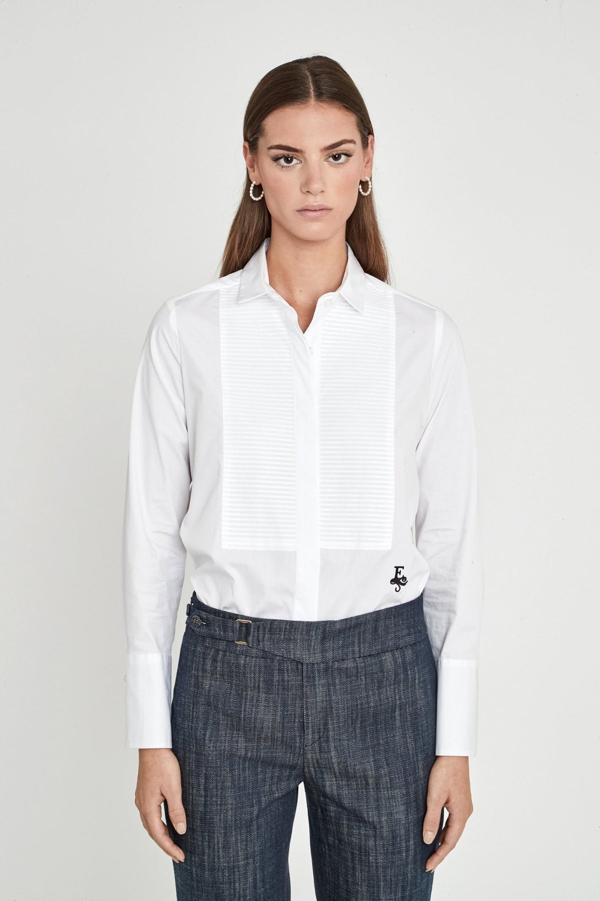 Camisa blanca con jaretas Eleanor de The Extreme Collection en color blanco con jaretas frontales, cuello camisero clásico y puños estructurados.