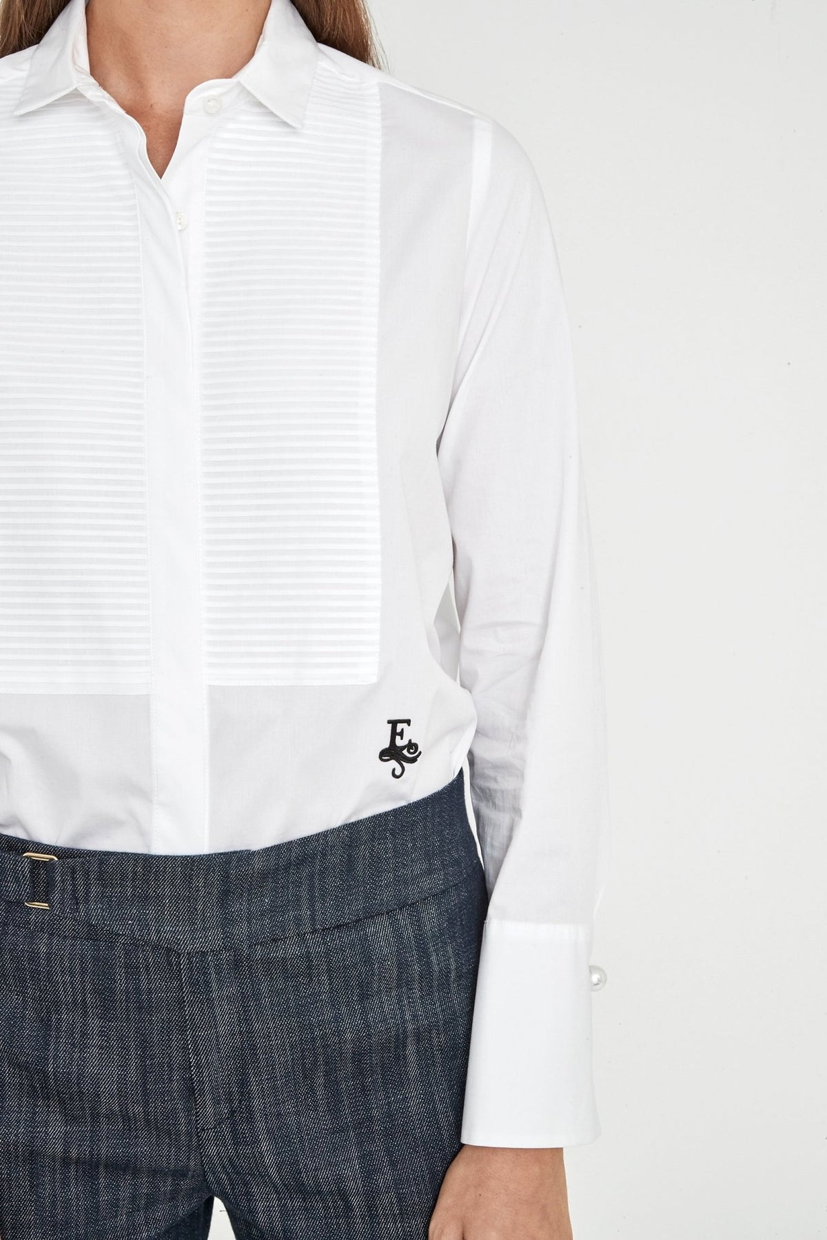 Camisa blanca con jaretas Eleanor de The Extreme Collection en color blanco con jaretas frontales, cuello camisero clásico y puños estructurados.