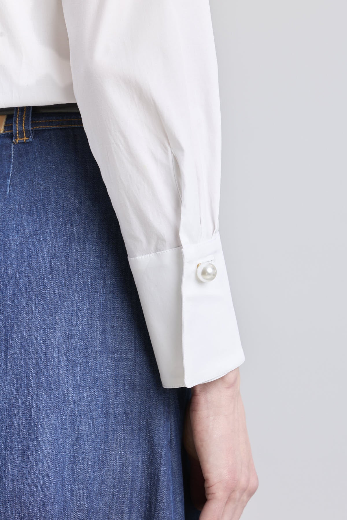 Camisa blanca modelo Dominique con volantes en la pechera y cuello mao de The Extreme Collection.