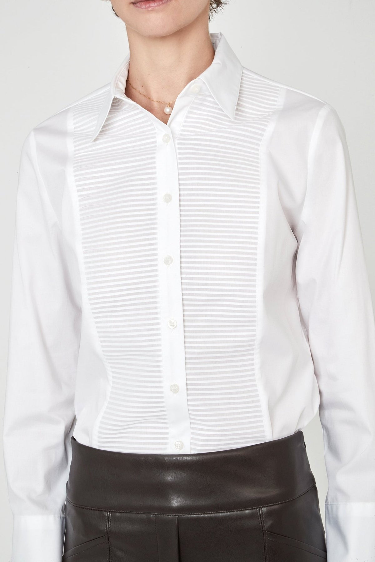 Camisa blanca con jaretas Piero de The Extreme Collection en color blanco con finas jaretas frontales, cuello camisero clásico y puños estructurados.