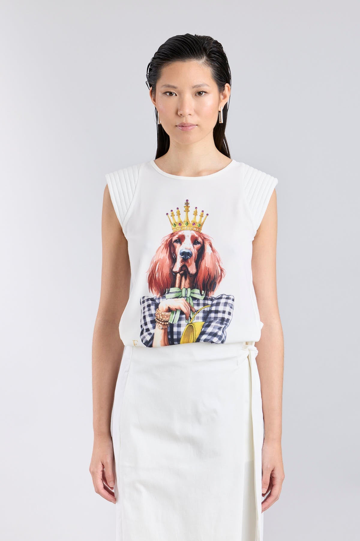 Camiseta blanca con ilustración de perro Setter luciendo una corona dorada y lazo verde de The Extreme Collection.