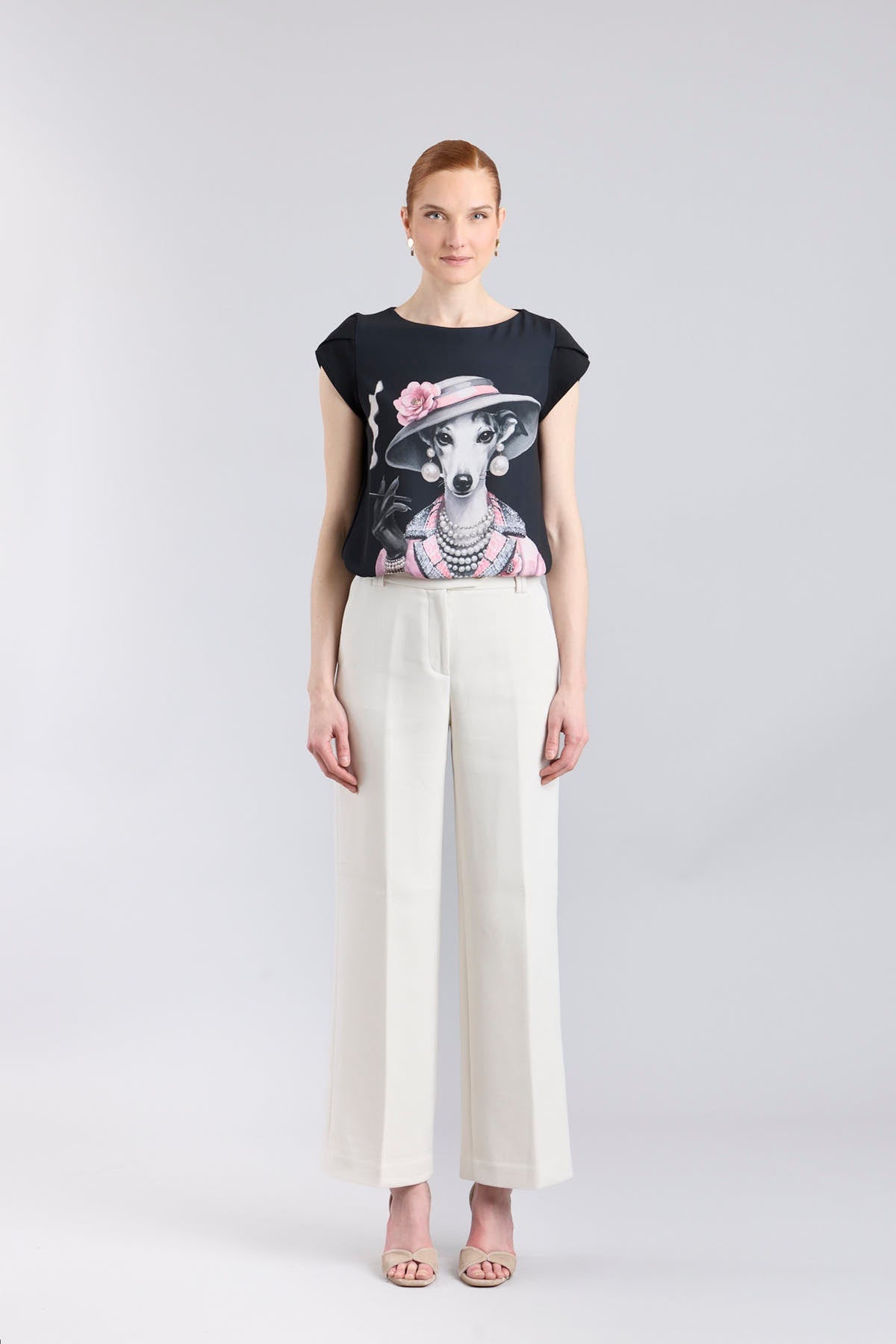 Camiseta estampada negra Camelia de silueta fluida con mangas en forma de pétalo y elegante ilustración frontal.